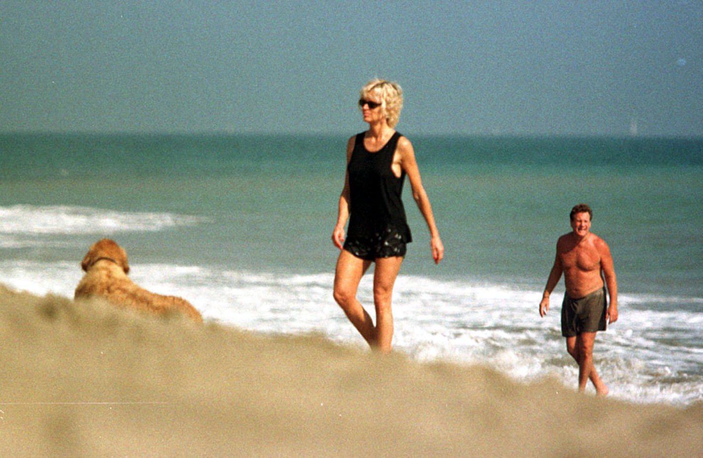 Farrah Fawcett y Ryan O'Neal en la playa frente a su casa de Malibú en agosto de 1997 | Fuente: Getty Images