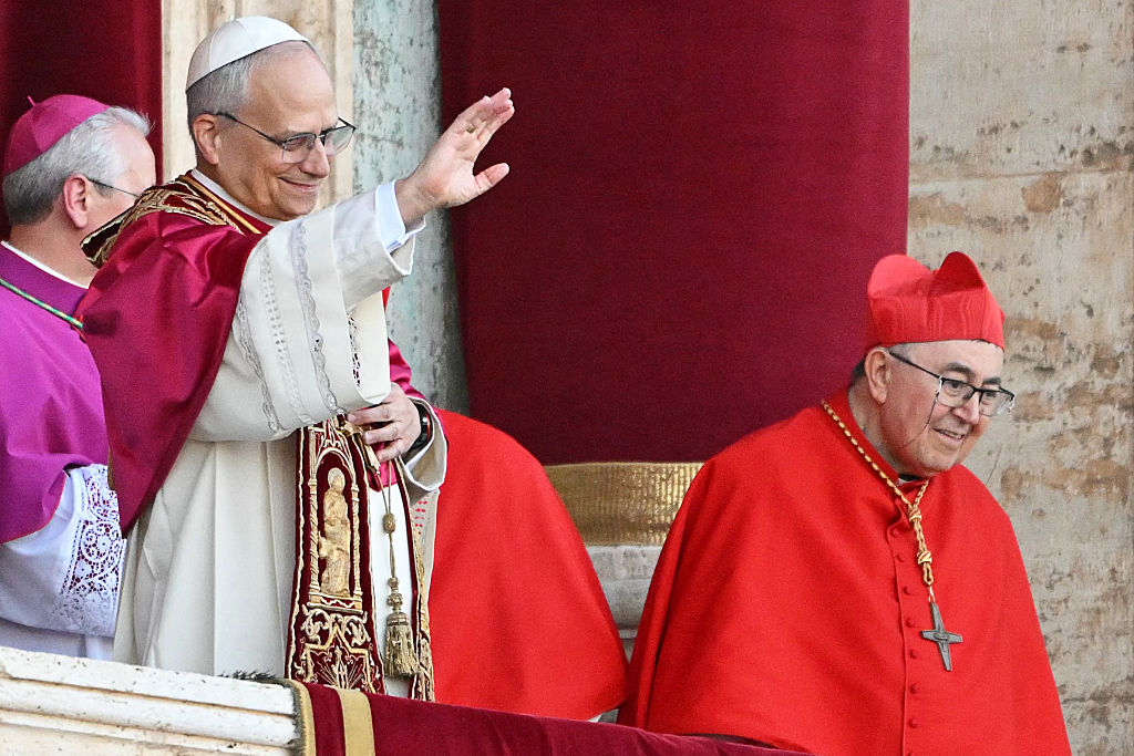 El recién elegido papa León XIV, Roberto Francisco Prevost (C) gesticula mientras se dirige a la multitud desde el balcón de la logia central principal de la Basílica de San Pedro por primera vez, después de que los cardenales terminaran el cónclave, en El Vaticano, el 8 de mayo de 2025.