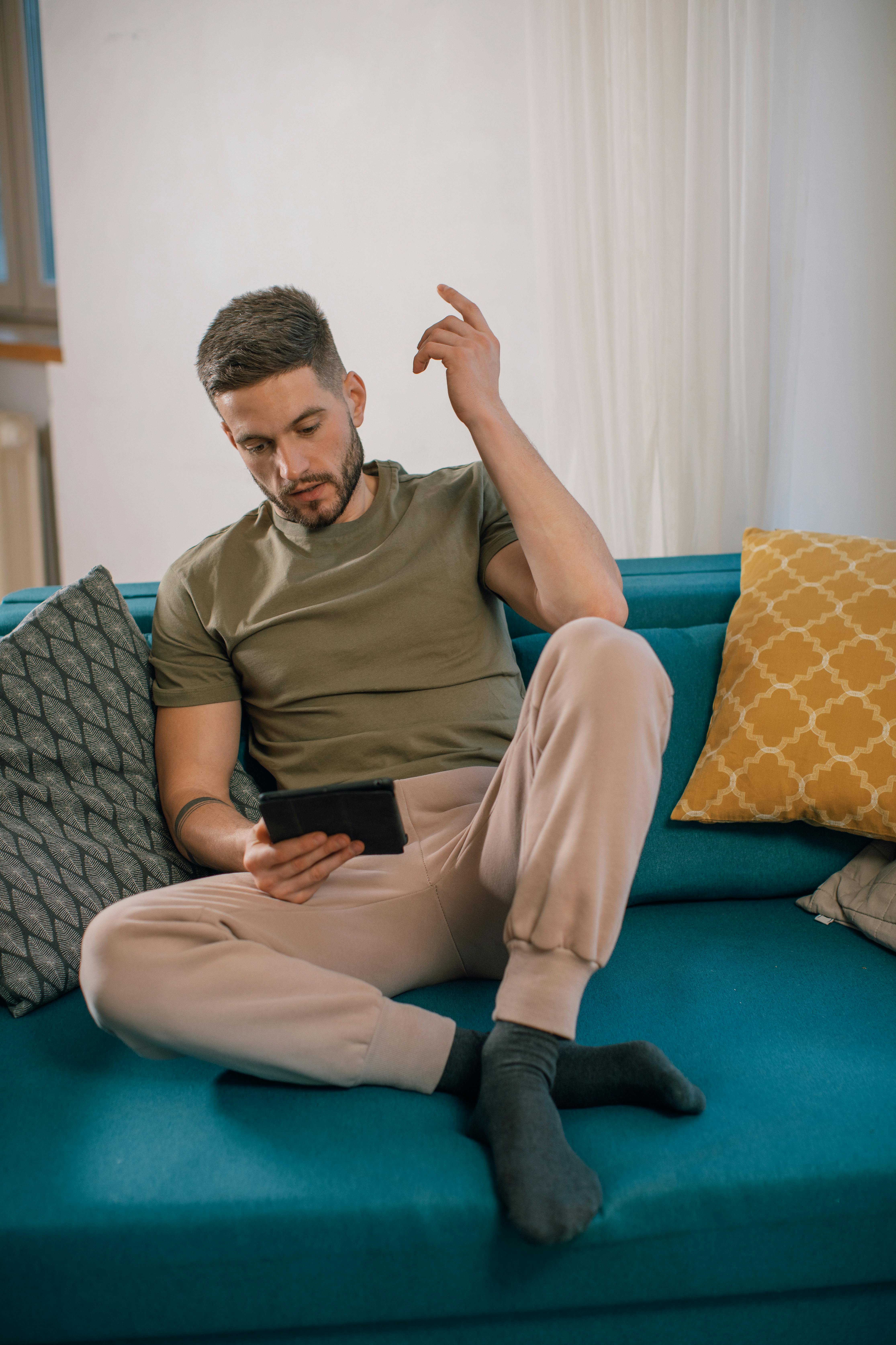 Un hombre distraído | Fuente: Pexels