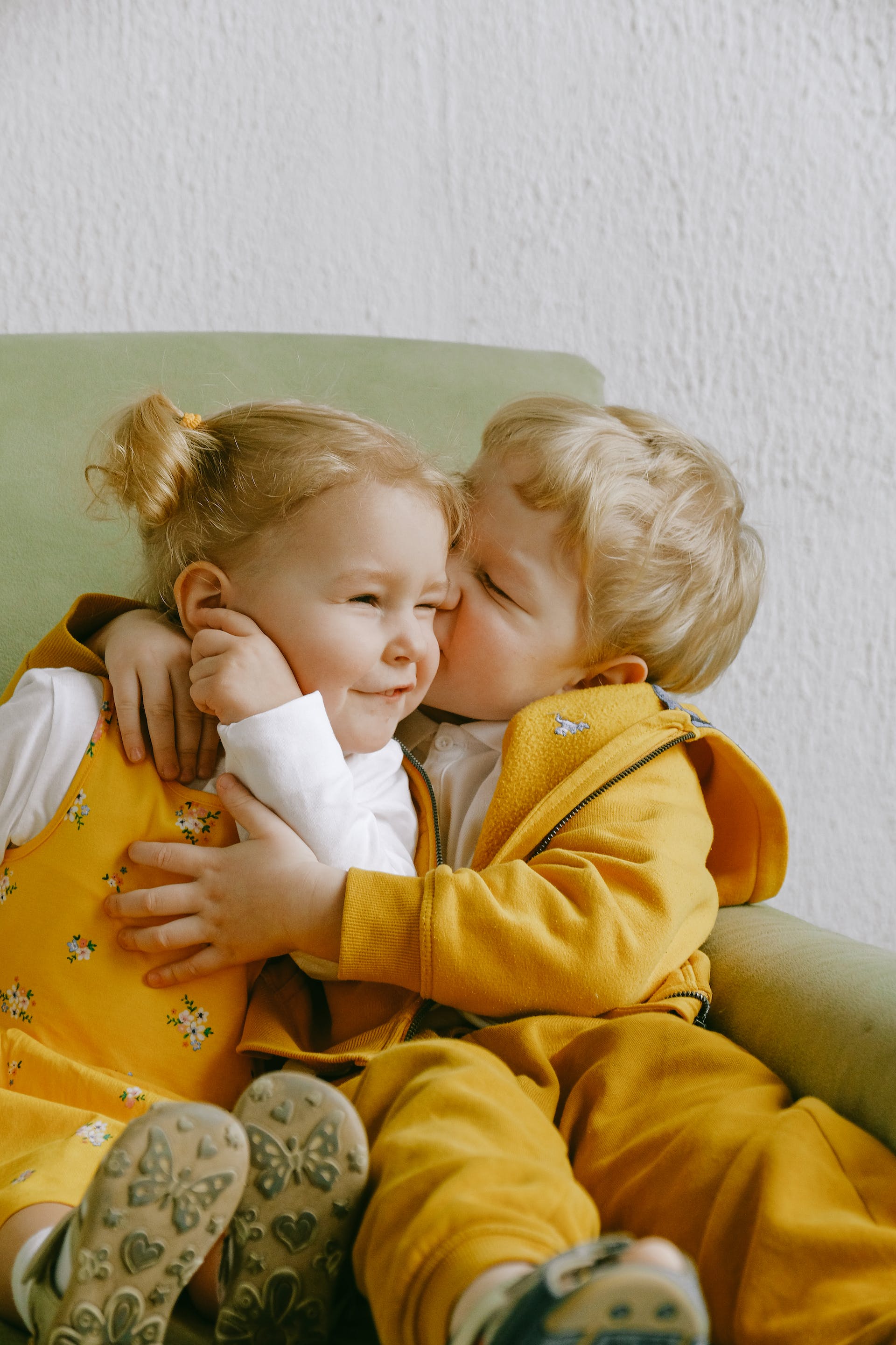 Hermanos sentados juntos | Foto: Pexels