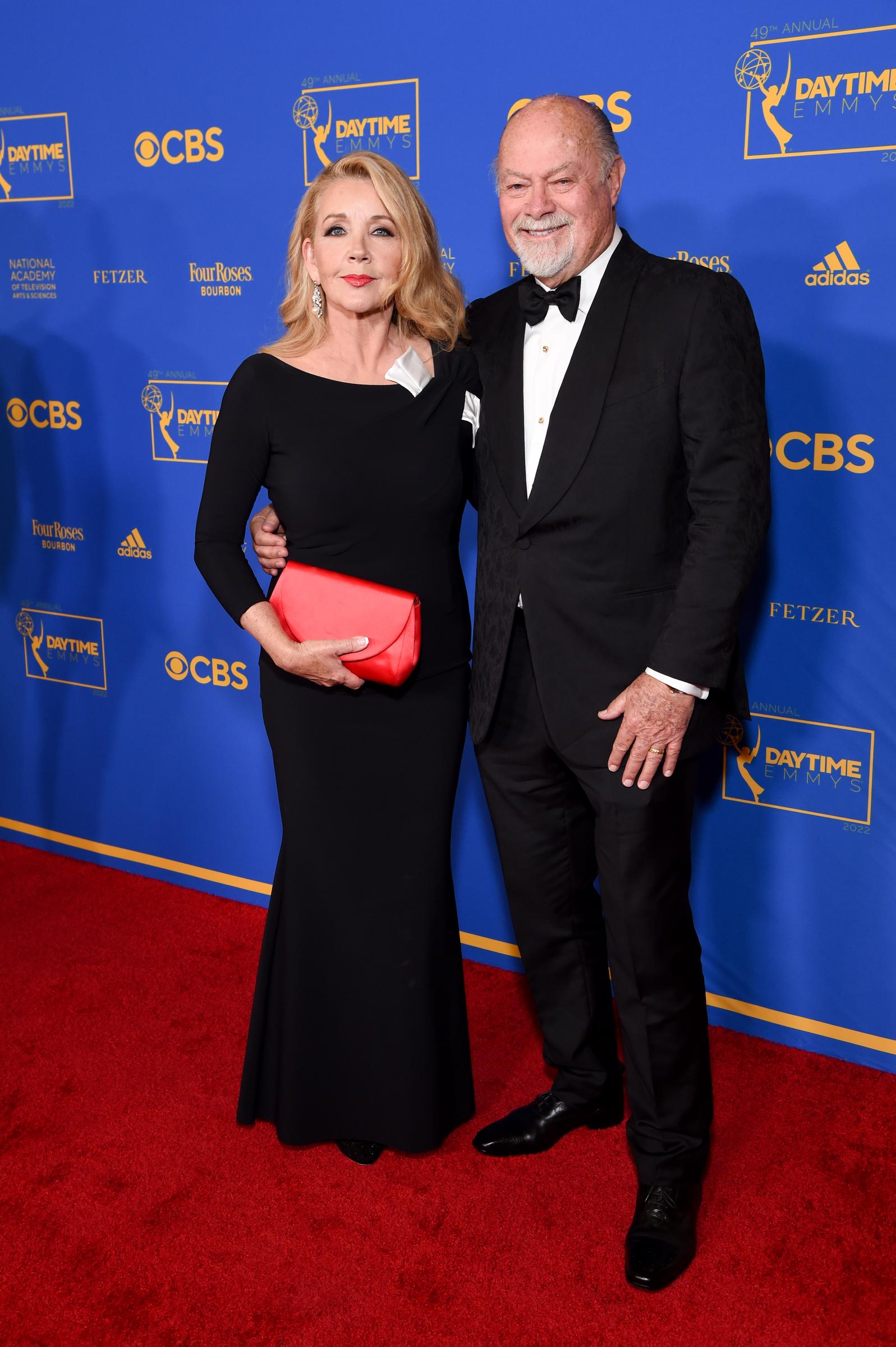 Melody Thomas Scott y Edward Scott llegan a la 49 edición de los premios Daytime Emmy el 24 de junio de 2022 | Fuente: Getty Images