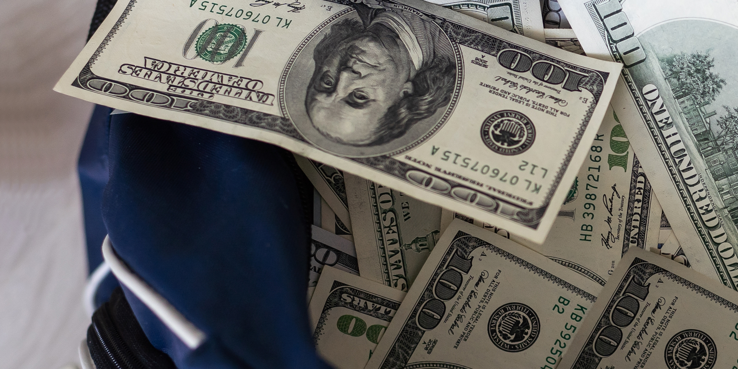 Fajos de dinero en una bolsa | Fuente: Shutterstock