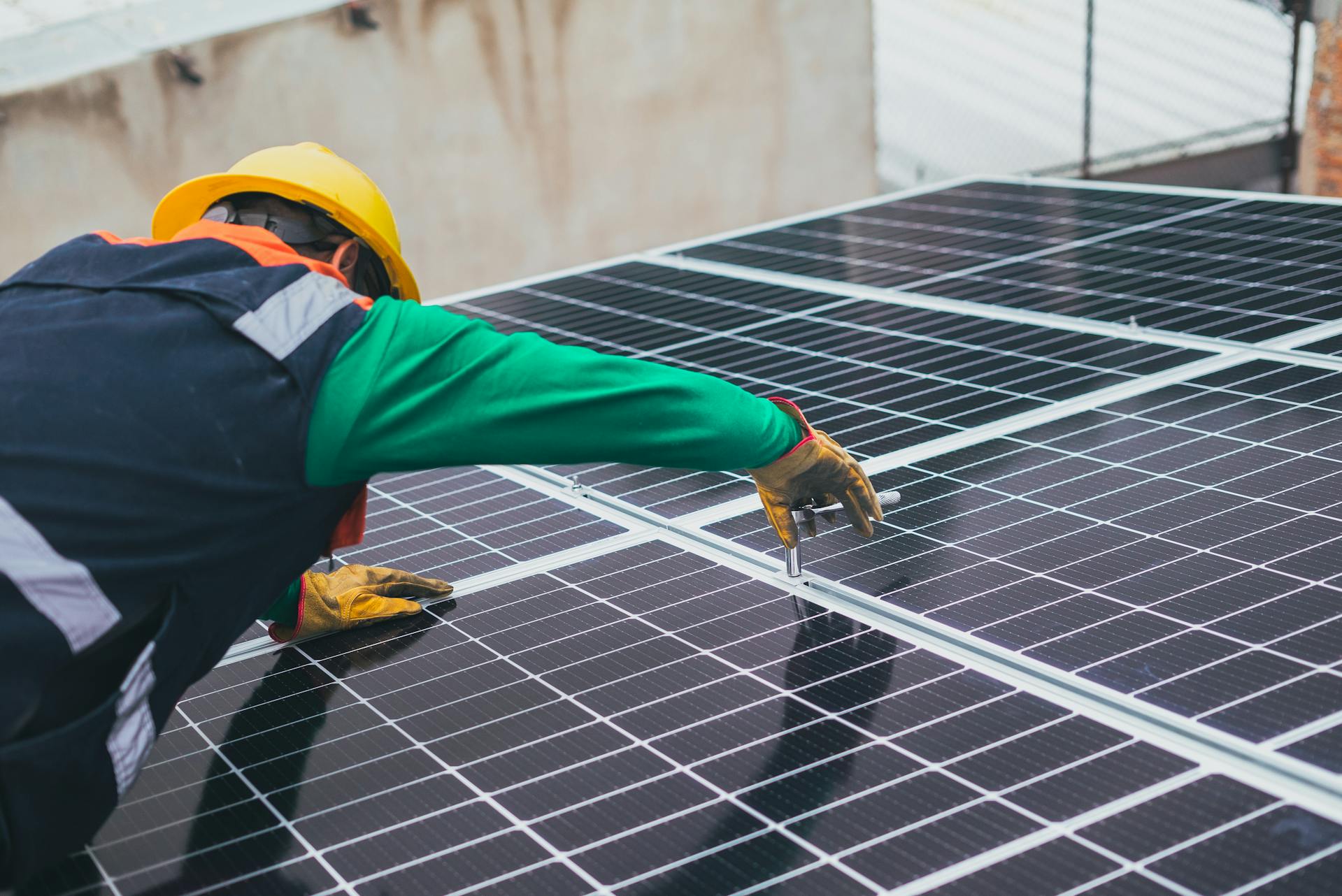 Un hombre trabajando en un panel solar | Fuente: Pexels