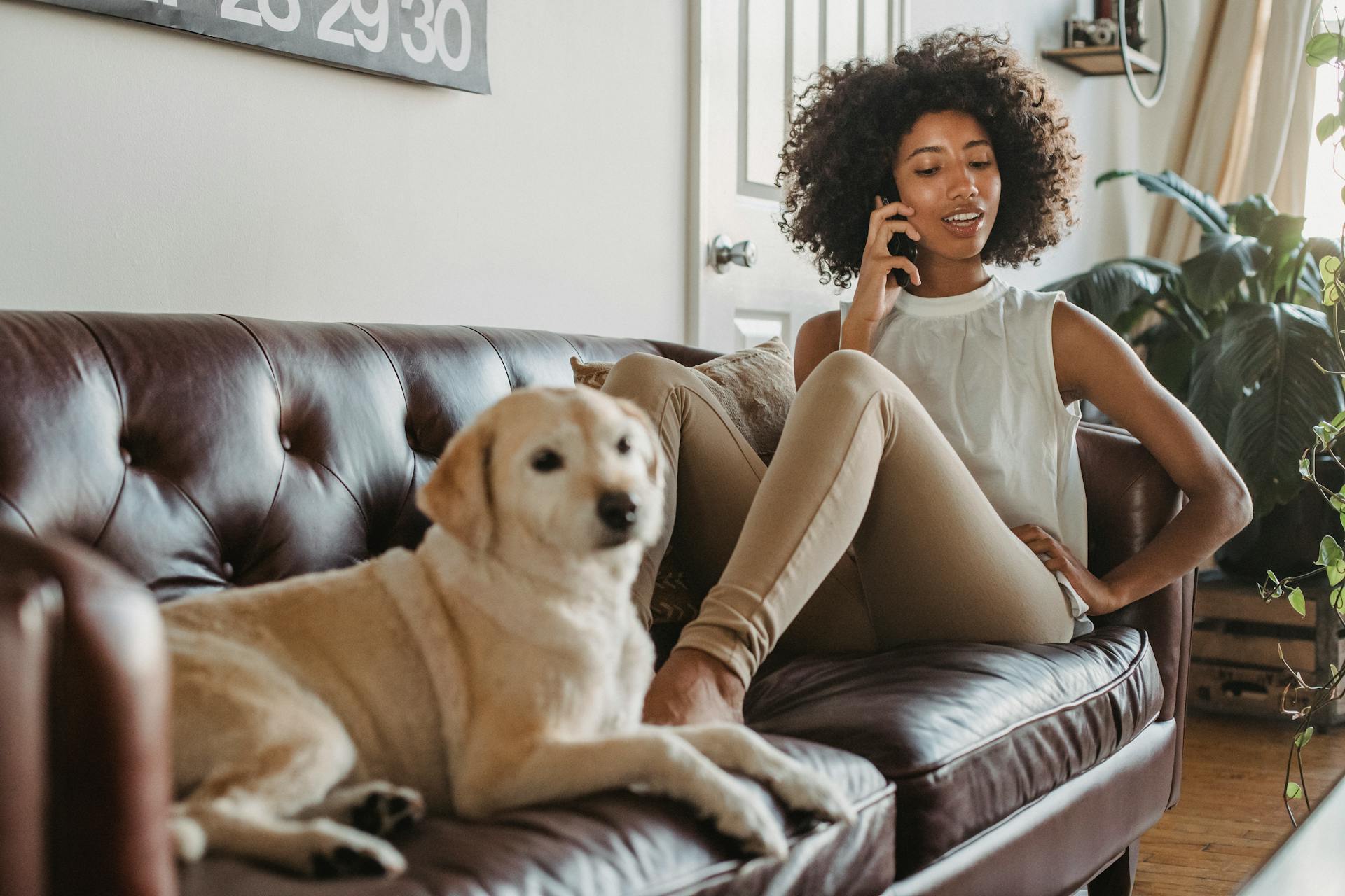 Una mujer en una llamada telefónica | Fuente: Pexels