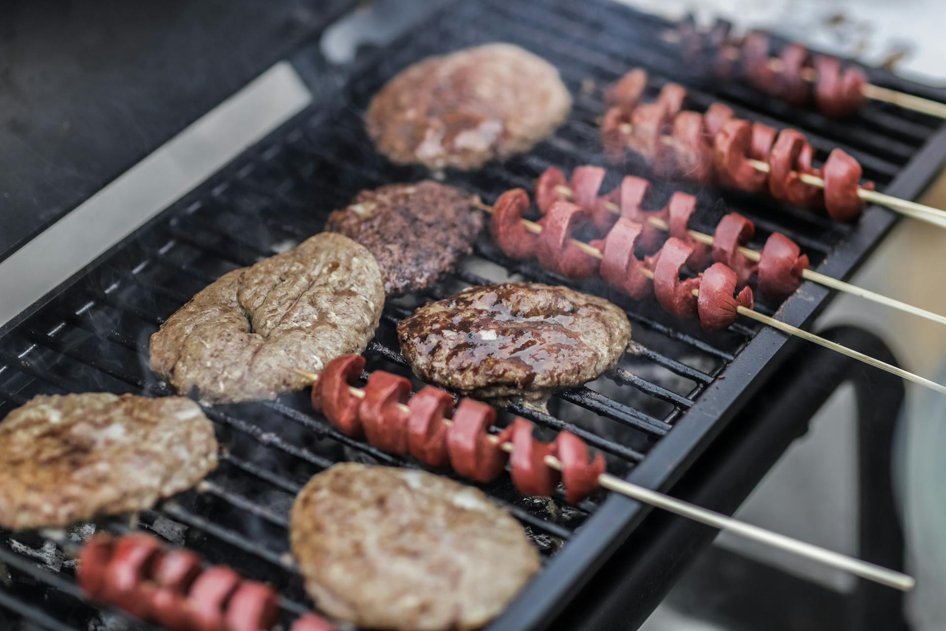 Carne cocinándose en una parrilla | Fuente: Pexels