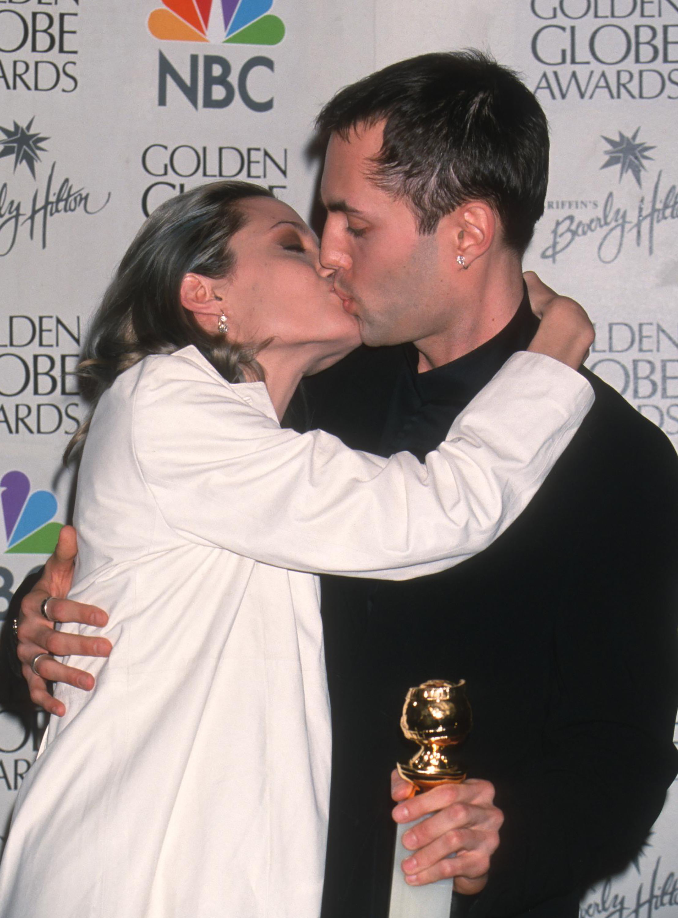 Angelina Jolie y James Haven besándose en la 57 edición anual de los Globos de Oro el 24 de enero de 2000, en Beverly Hills, California. | Fuente: Getty Images