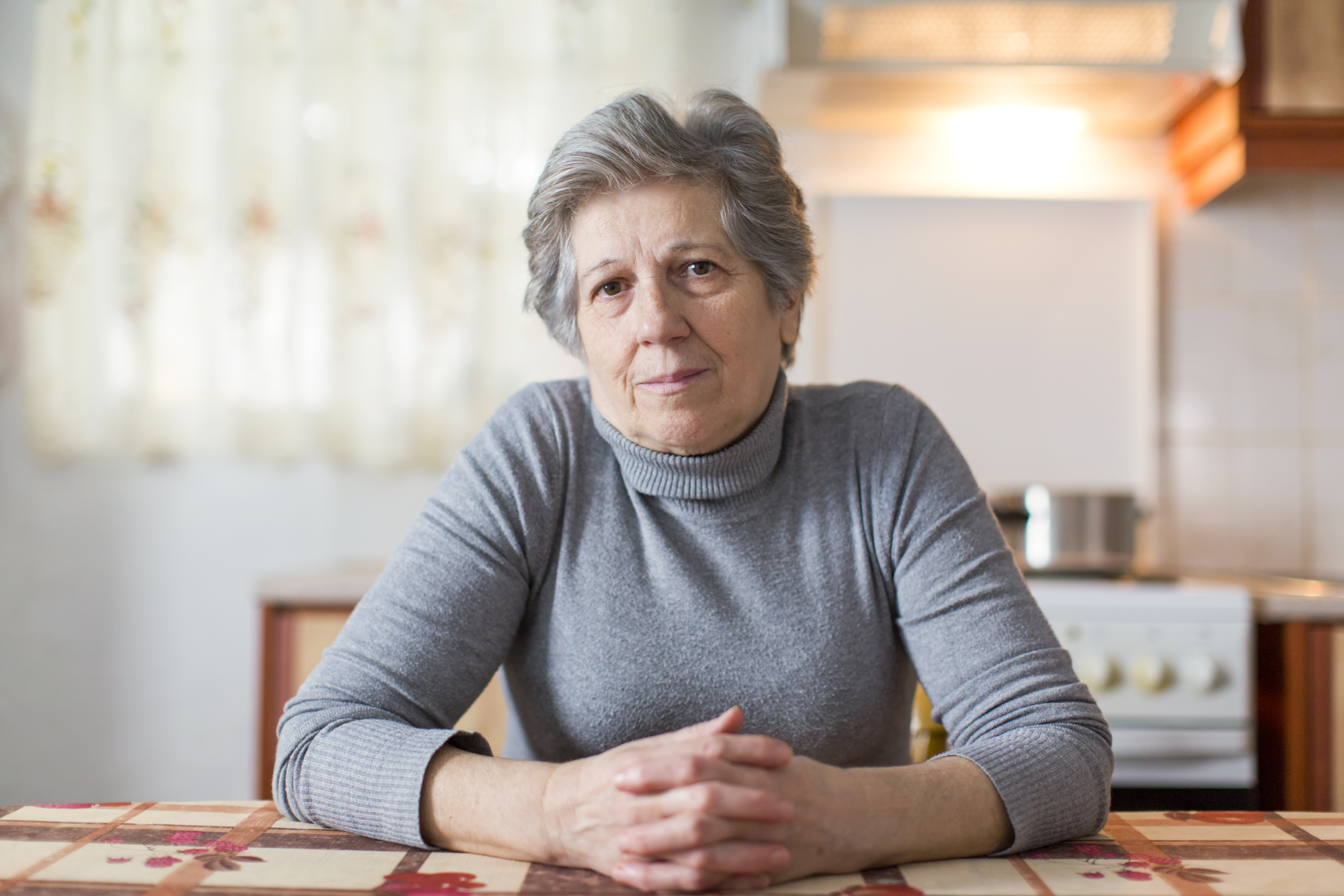Mujer mayor escuchando | Foto: Getty Images