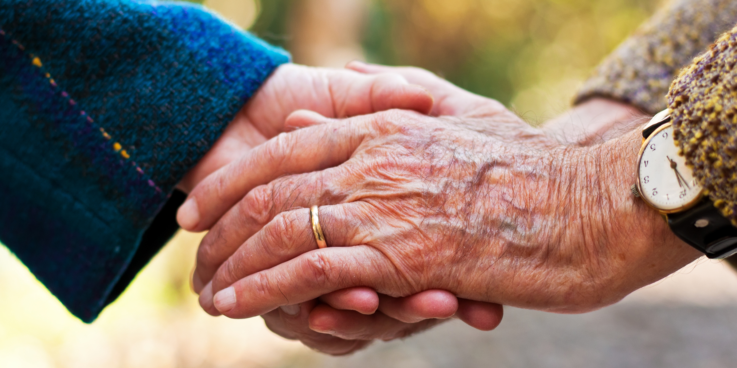 Ancianos tomados de la mano | Fuente: Shutterstock