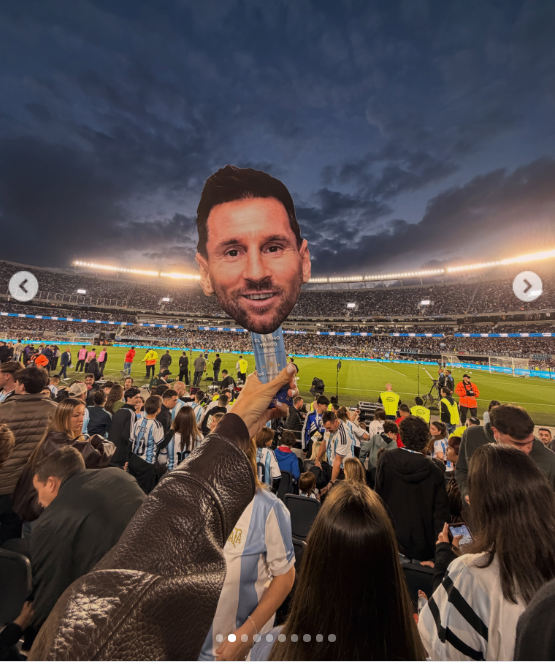(1) Instagram - Google Chrome_261008144823.jpg Desde las gradas repletas del estadio, Eva Bargiela alzó con su mano una paleta con la imagen del rostro sonriente de Lionel Messi durante el emotivo evento de despedida del astro argentino. La modelo, quien asistió a la jornada junto a su esposo y su hijo Faustino, capturó la efervescencia de la hinchada albiceleste en las tribunas bajo el cielo crepuscular y las luces del campo de juego. | Fuente: Instagram/evabargiela