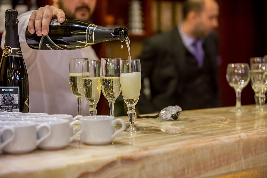Copas de champaña son preparadas para un brindis. | Foto: Pxfuel