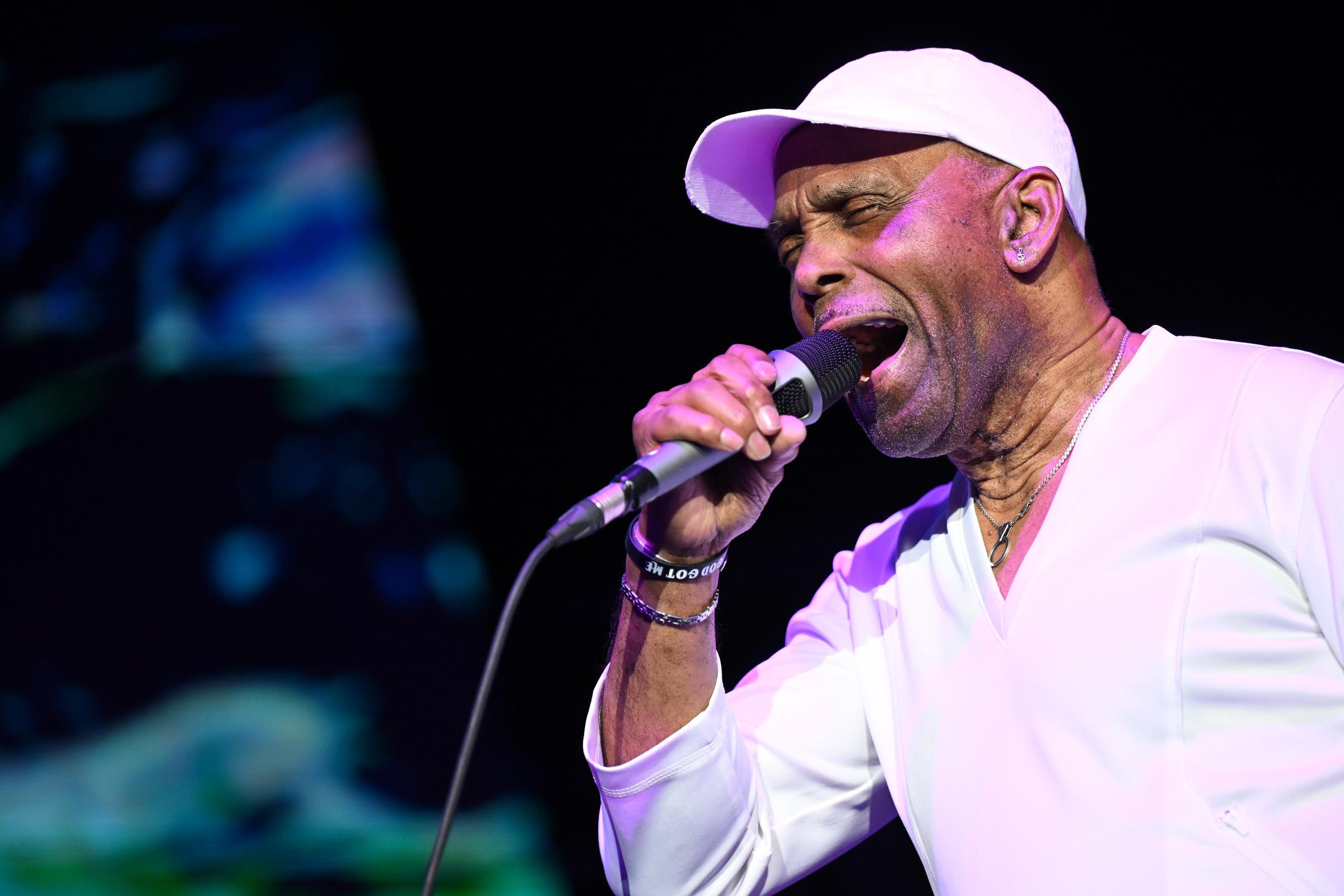 Frankie Beverly de Maze actúa en el escenario durante la gira de despedida de Frankie Beverly y Maze en Atlanta, Georgia, el 22 de marzo de 2024 | Fuente: Getty Images