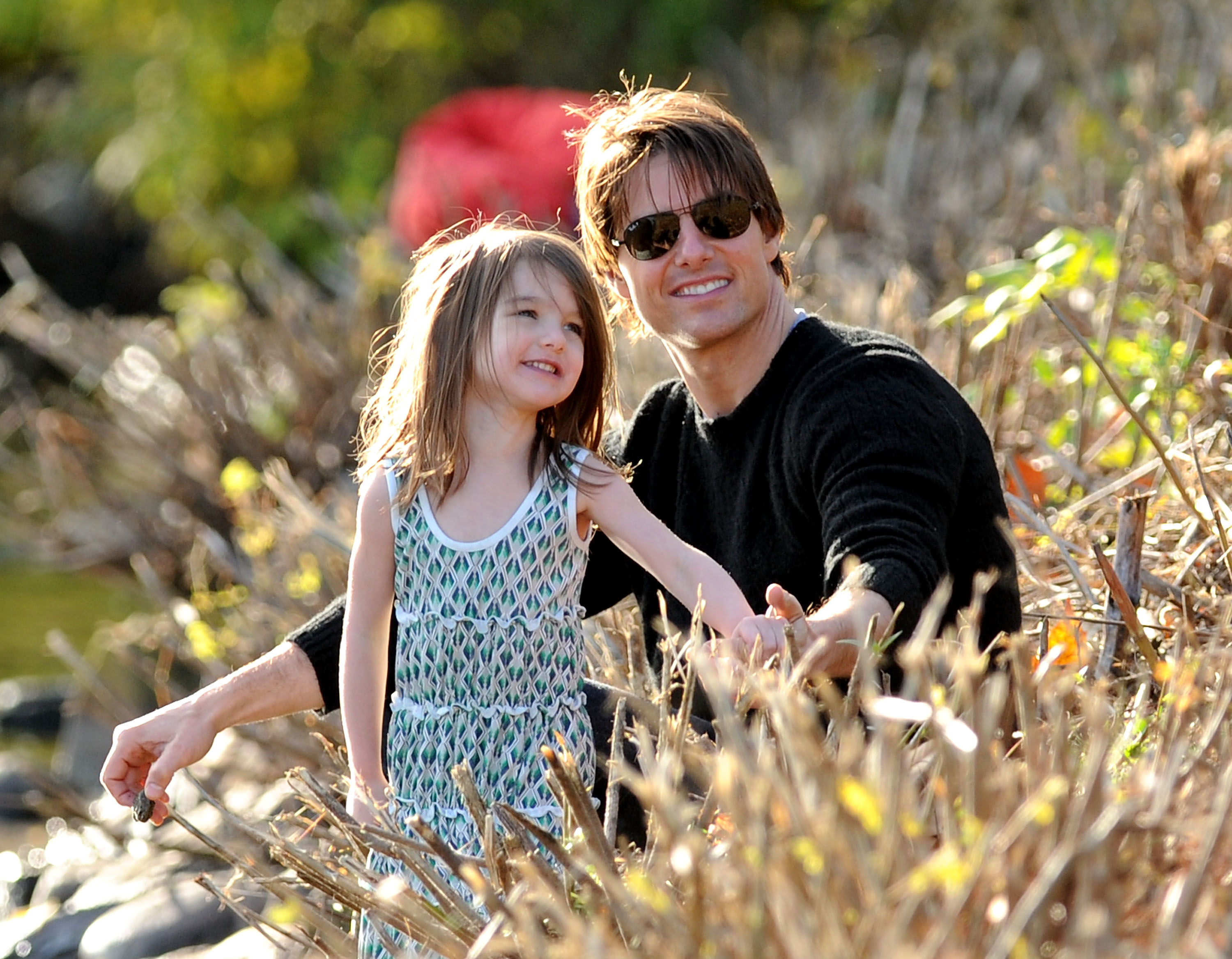 Suri Cruise y Tom Cruise, el 10 de octubre de 2009 en Cambridge, Massachusetts. | Foto: Getty Images