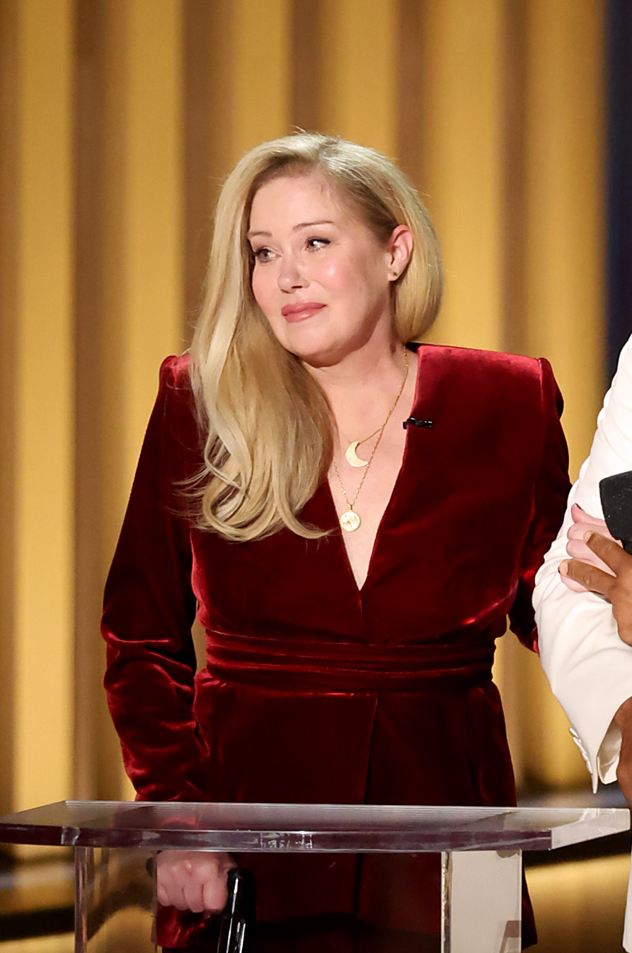 Christina Applegate habla en el escenario durante la 75ª edición de los Primetime Emmy Awards en el Peacock Theater de Los Ángeles, California, el 15 de enero de 2024 | Fuente: Getty Images