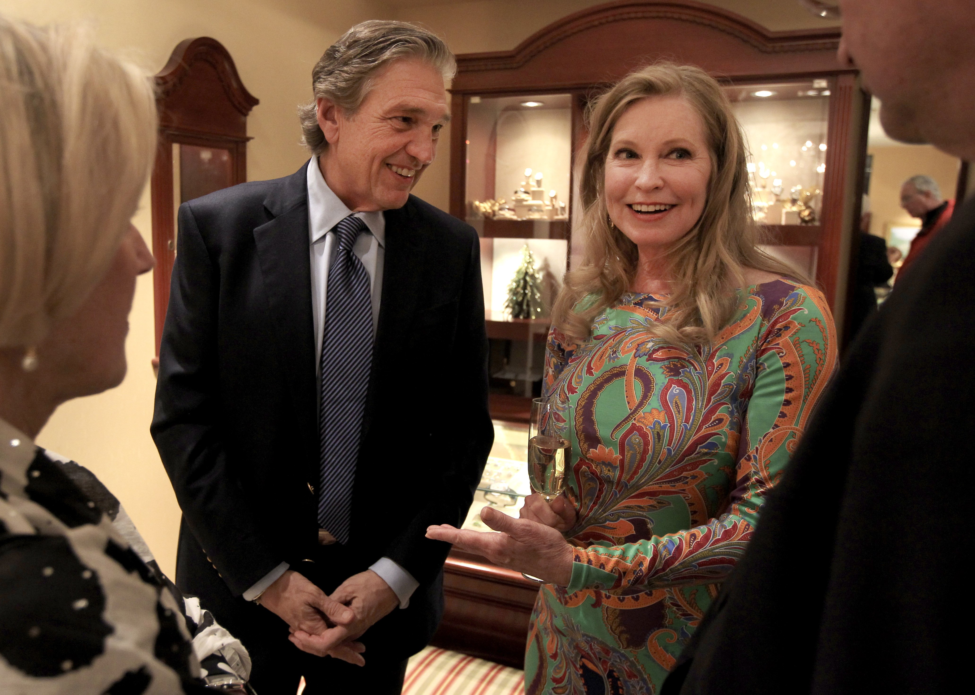 Albert DePrisco y Lisa Niemi Swayze en un evento de firma de libros en DePrisco Jewelers en Wellesley, el 30 de noviembre de 2013. | Foto: Getty Images