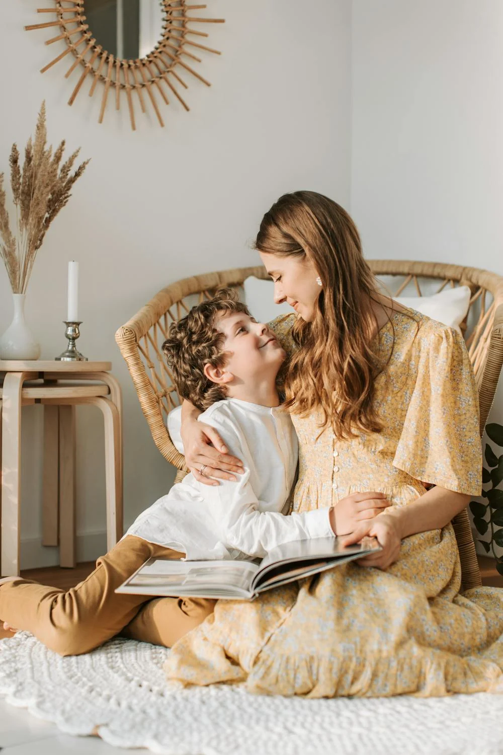 Una mujer hablando con su hijo | Fuente: Pexels