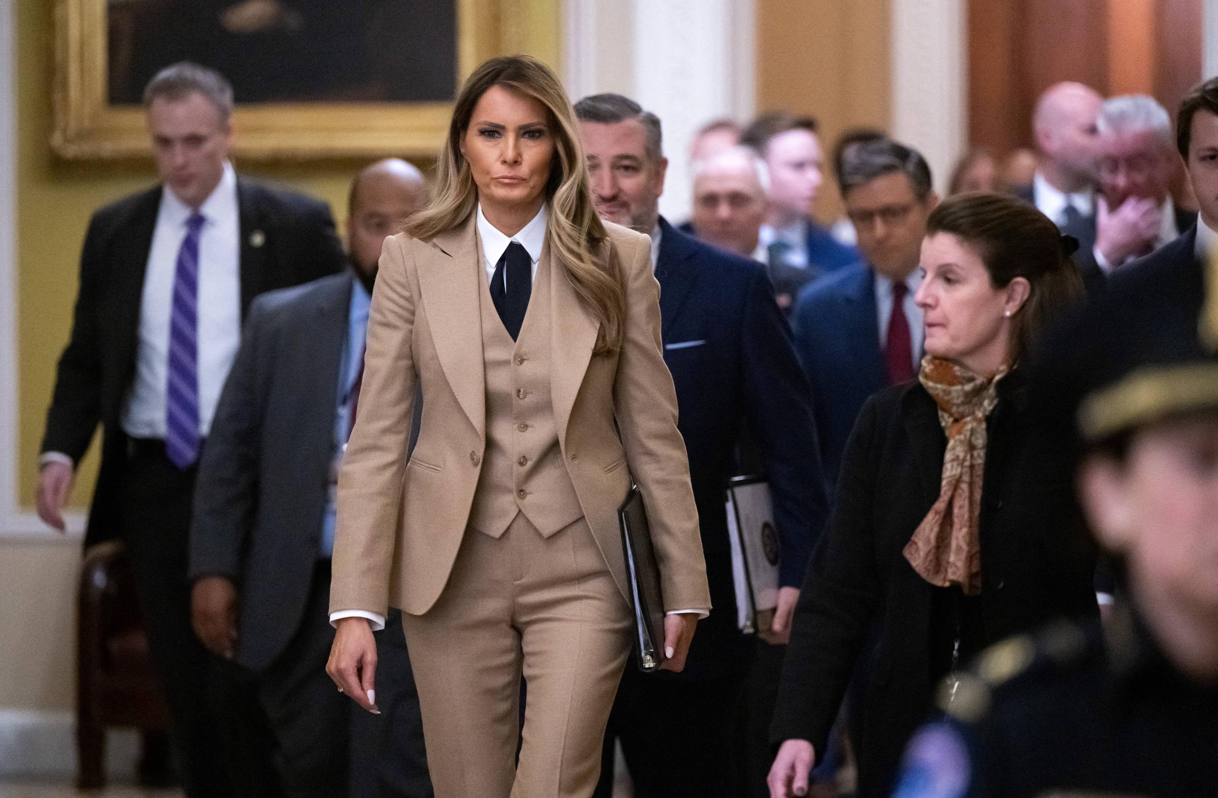 La Primera Dama de EE.UU., Melania Trump, se dirige a una reunión para instar a la aprobación de la Ley Take It Down por el Senado de EE.UU. en el Capitolio de EE.UU. en Washington, D.C., el 3 de marzo de 2025 | Fuente: Getty Images