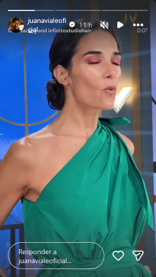 Juana Viale modelando el vestido verde de la diseñadora Evangelina Bomparola que lució en su programa "Almorzando con Juana" | Fuente: Instagram Stories/juanavialeoficial