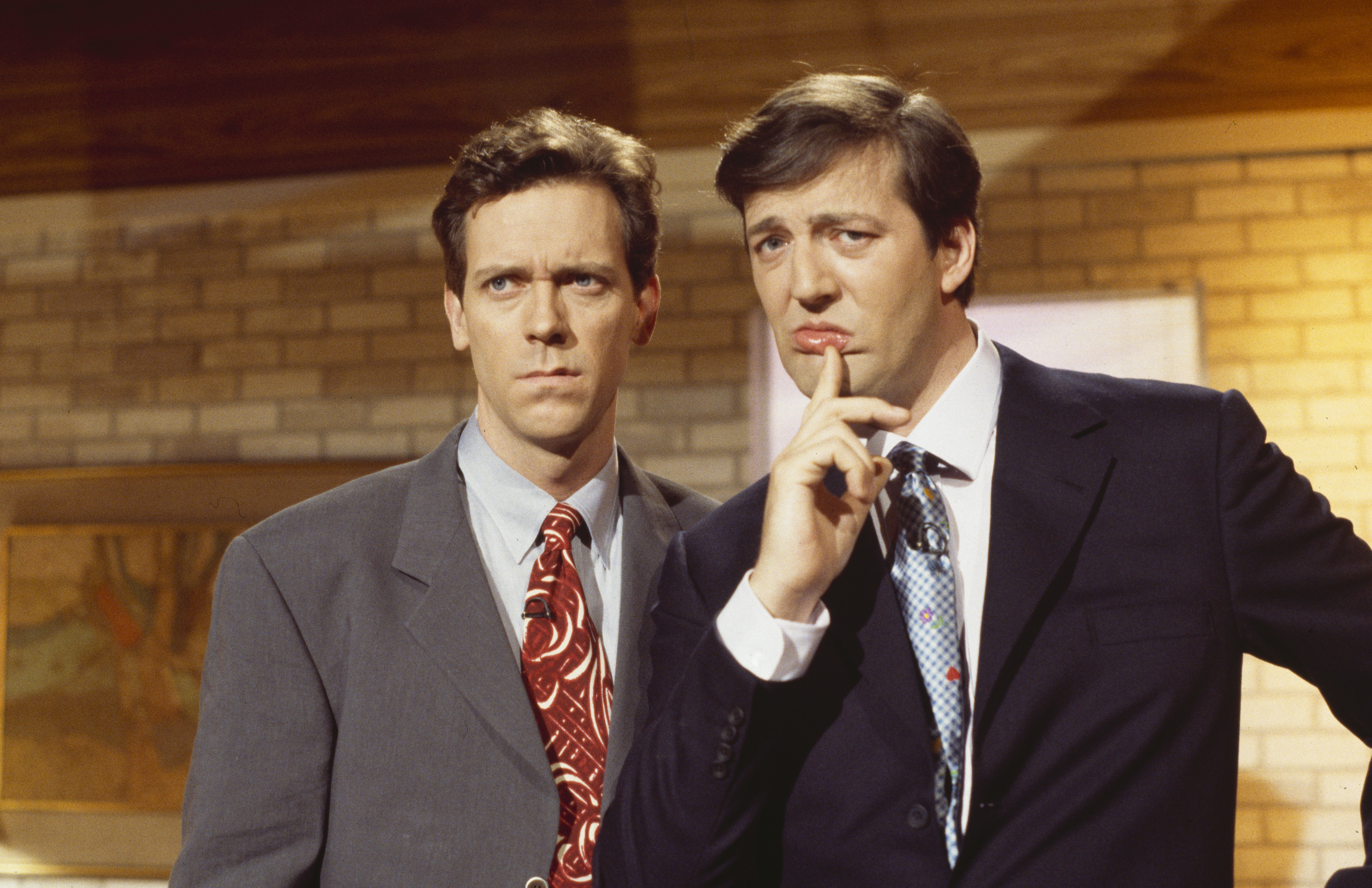 Hugh Laurie y Stephen Fry en un sketch de la serie de televisión de la BBC "A Bit of Fry and Laurie", el 29 de marzo de 1994. | Foto: Getty Images