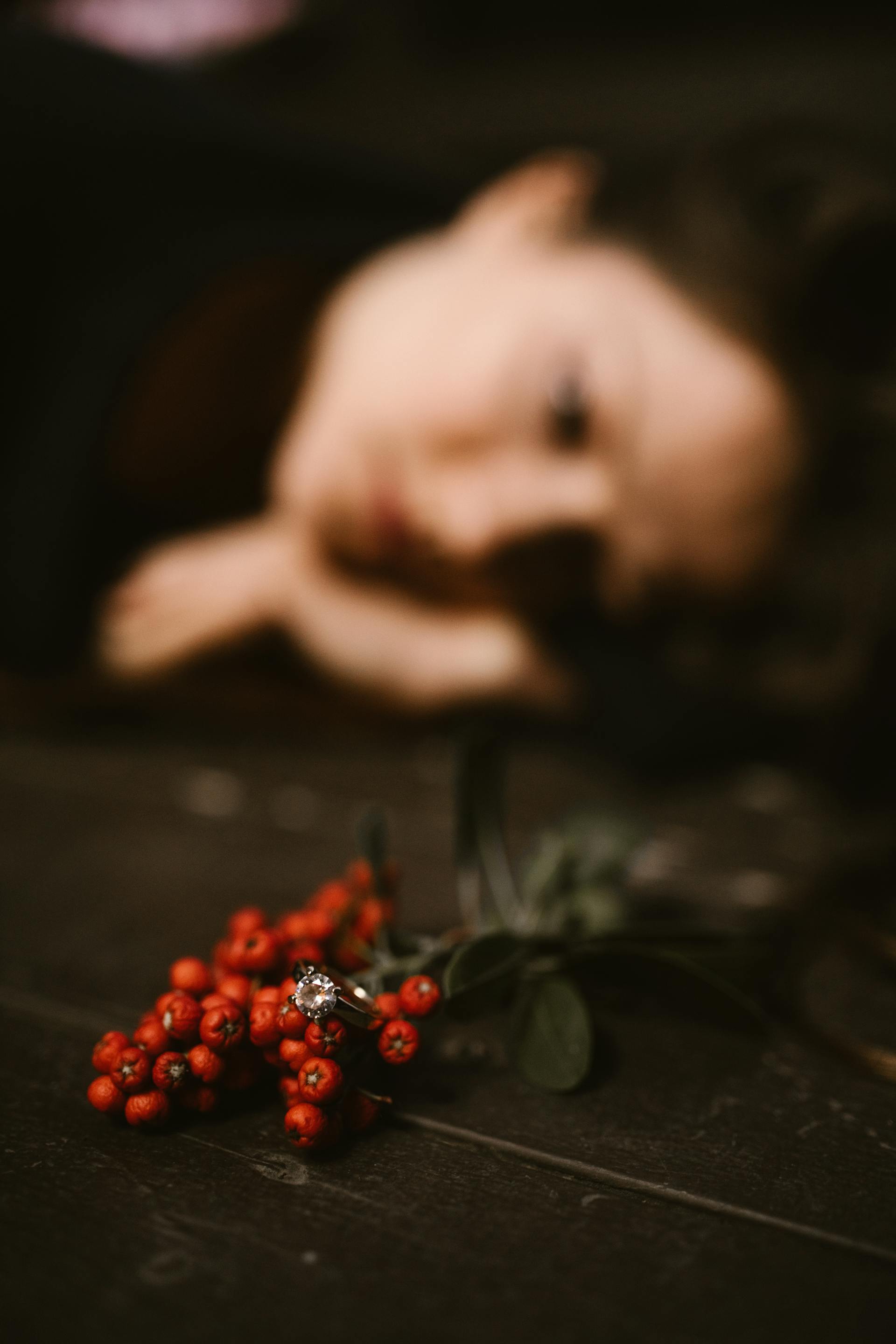 Una foto borrosa de una mujer triste mirando su anillo de boda | Fuente: Pexels