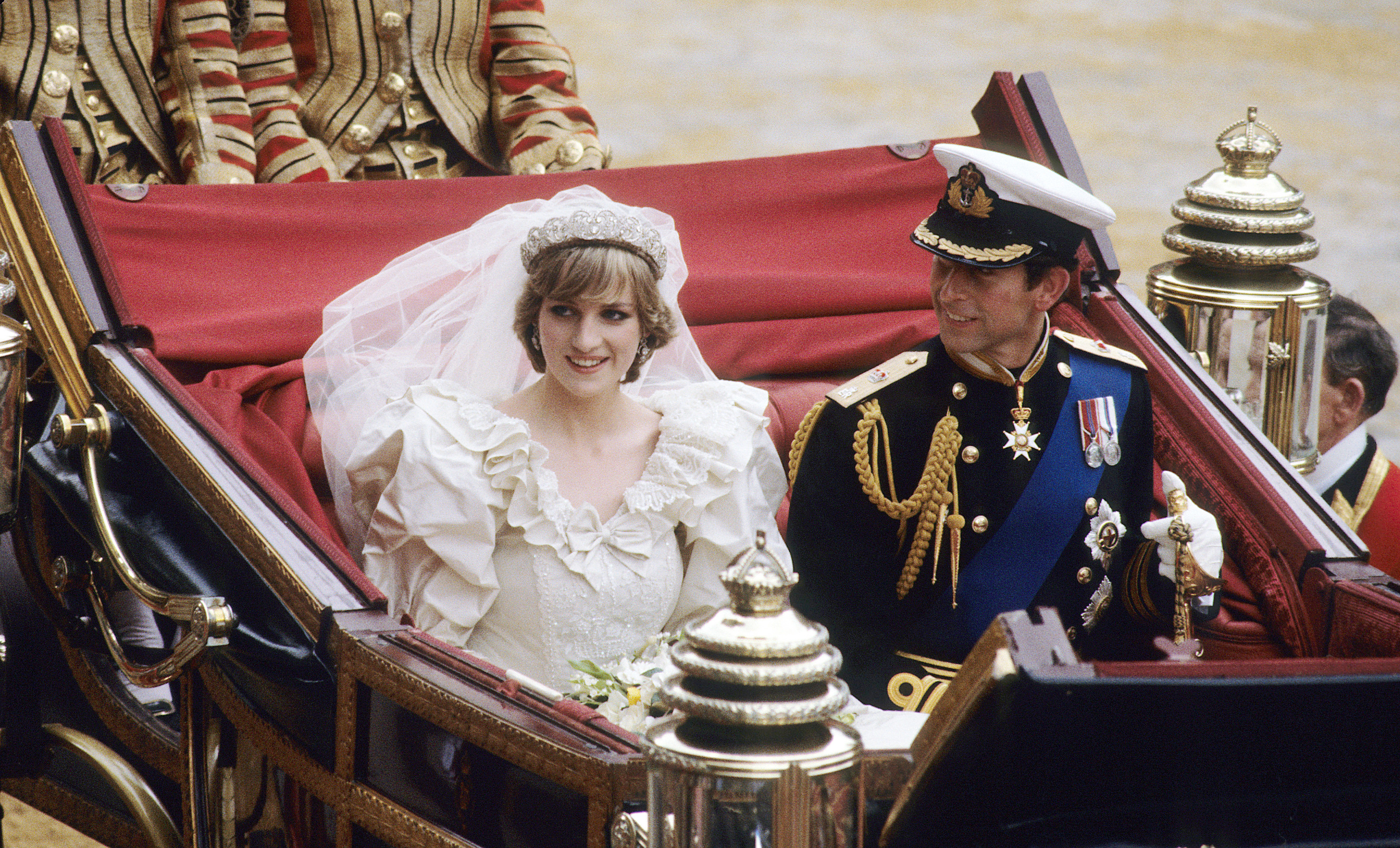 El príncipe y la princesa de Gales regresan al Palacio de Buckingham en carruaje el 29 de julio de 1981, en Londres, Inglaterra. | Fuente: Getty Images