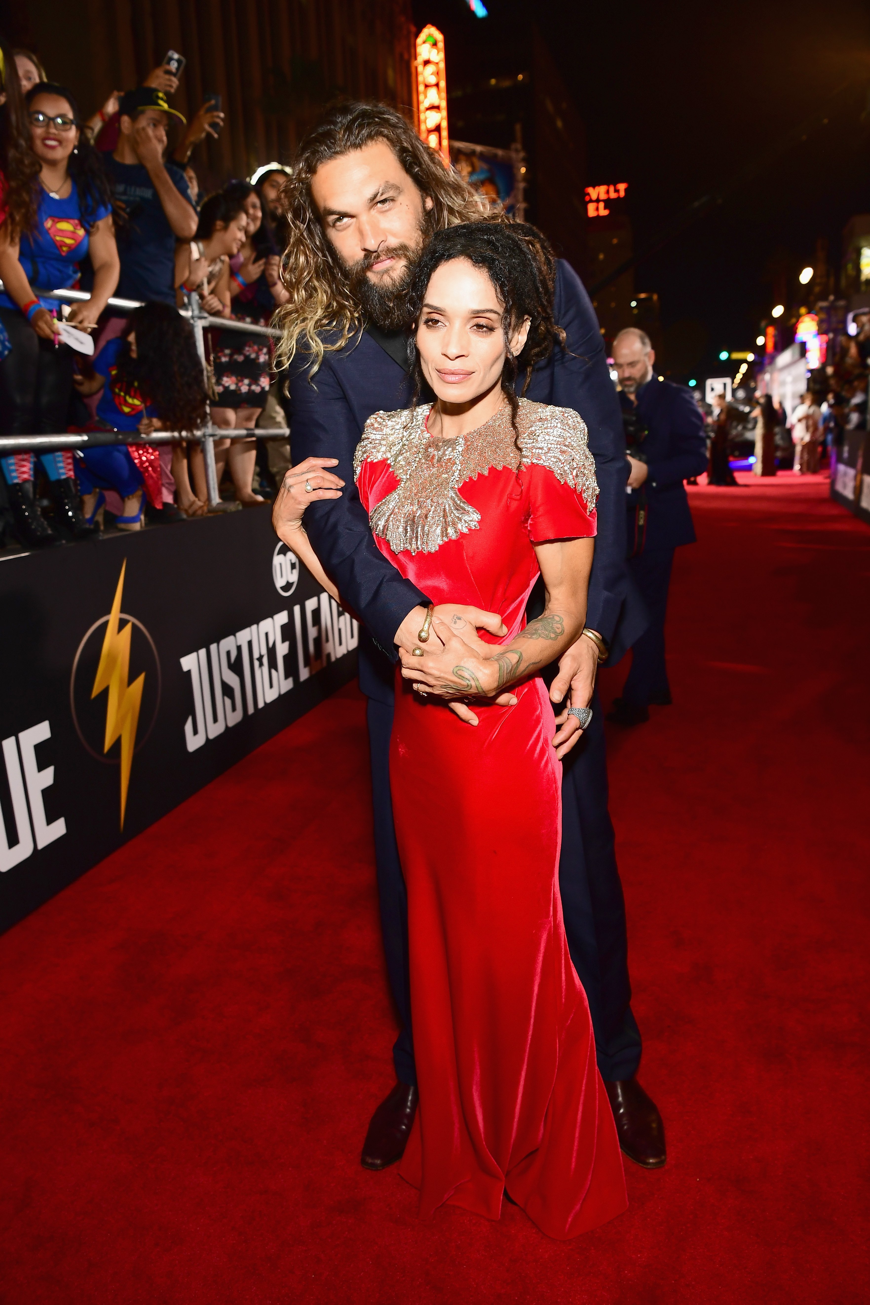 Jason Momoa y Lisa Bonet asisten al estreno de "Justice League" de Warner Bros. Pictures en Dolby Theatre. | Foto: Getty Images  