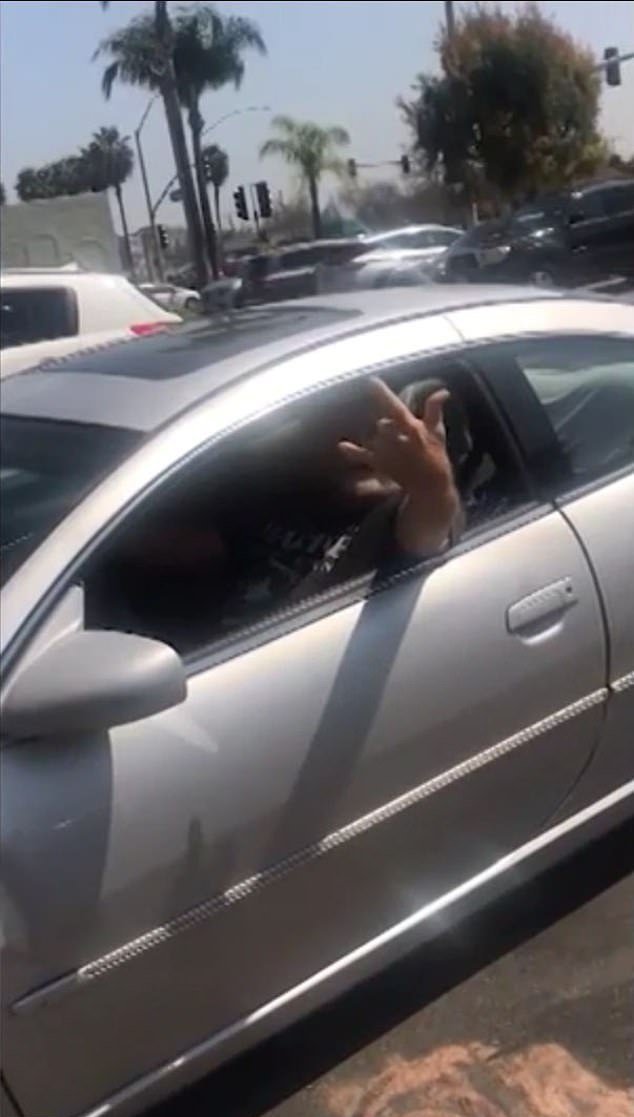 Cliente en su coche mientras es grabado por Del Rio. |Imagen:  YouTube /ABC13 Houston