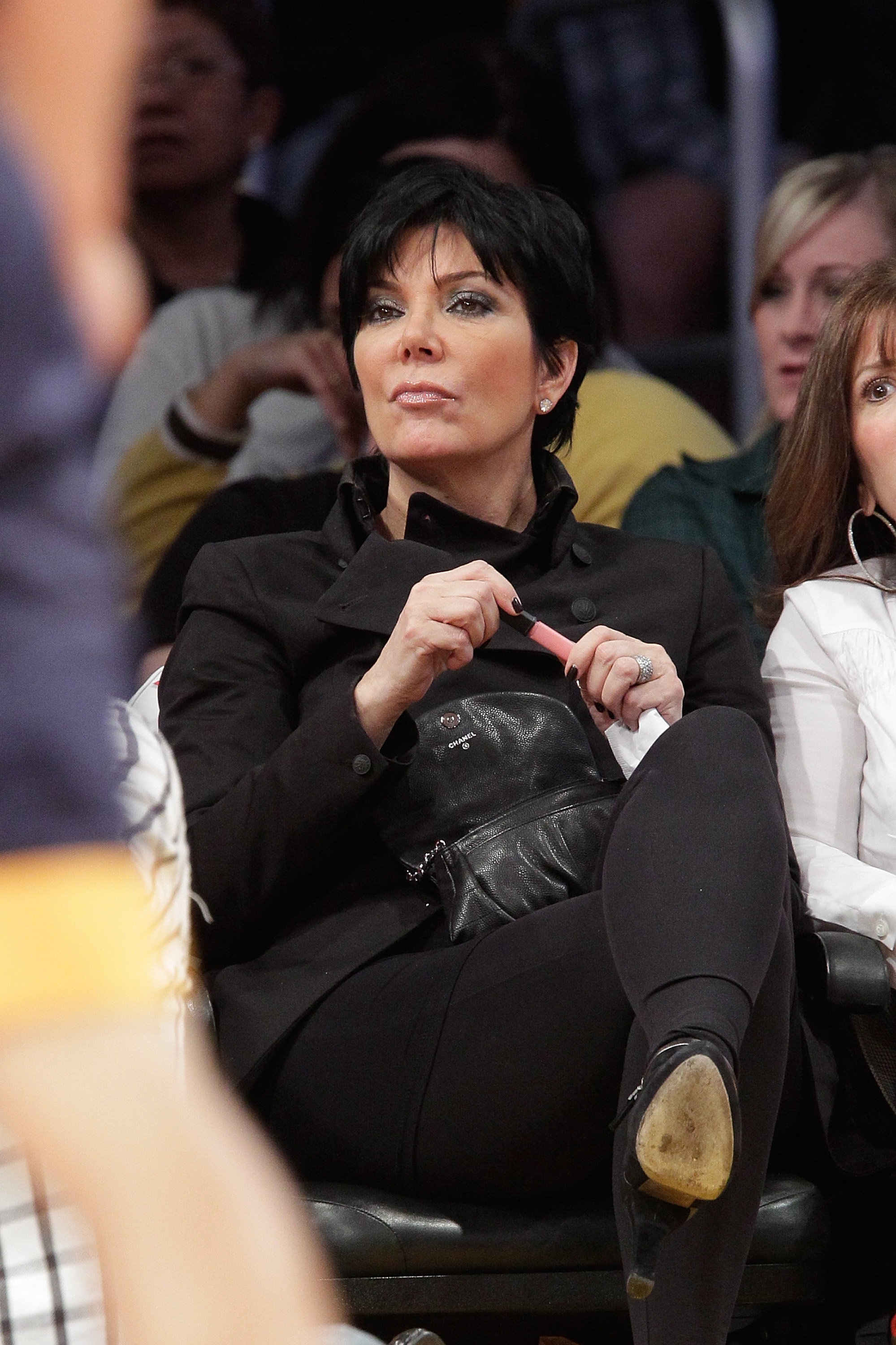 Kris Jenner ve un partido entre los Golden State Warriors y los Los Angeles Lakers en el Staples Center de Los Ángeles. | Fuente: Getty Images