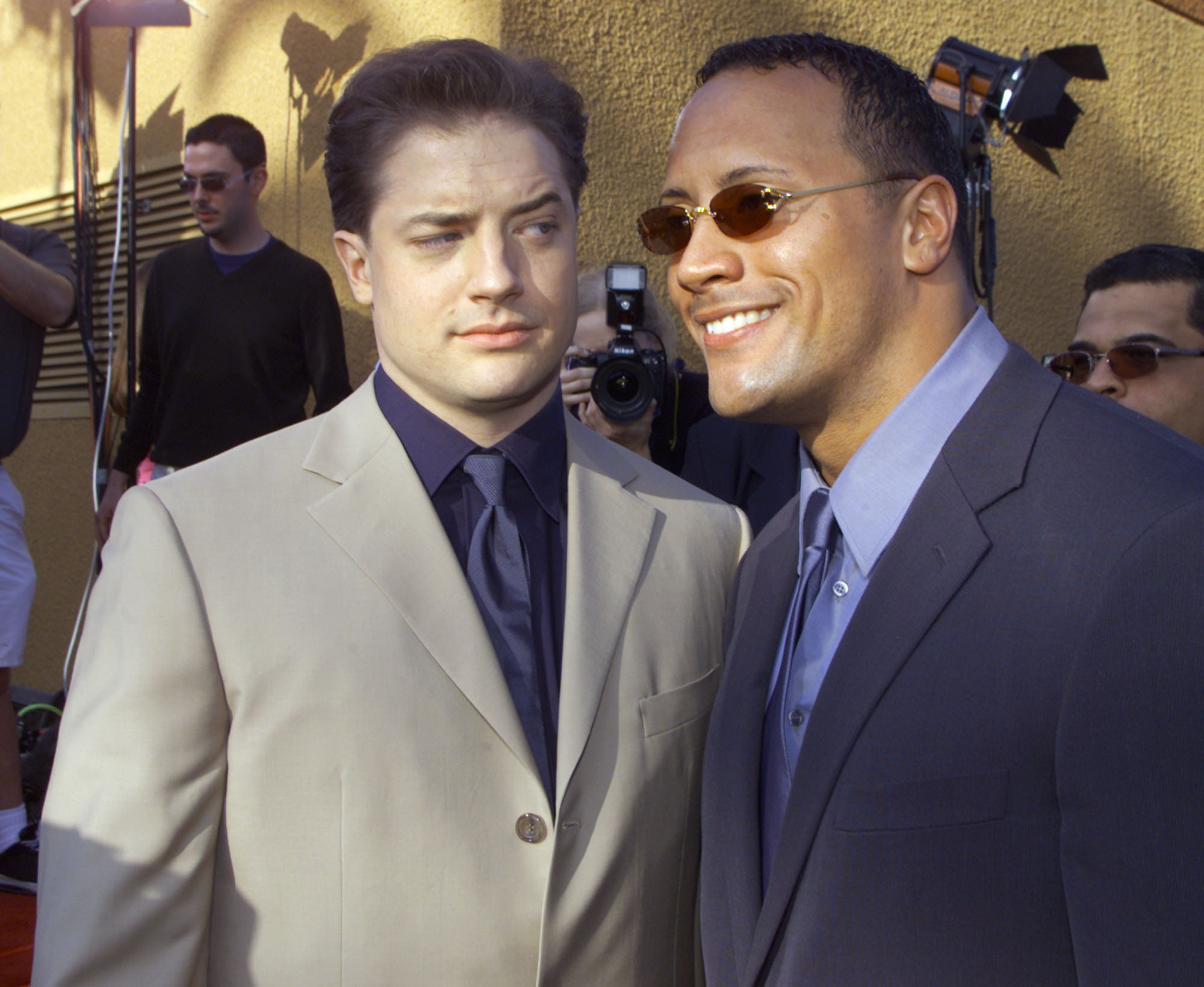 Fraser apareció junto a Dwayne "The Rock" Johnson en el estreno de «El regreso de la momia» en 2001, cuando Johnson estaba empezando su transición de la lucha libre profesional a Hollywood. | Fuente: Getty Images