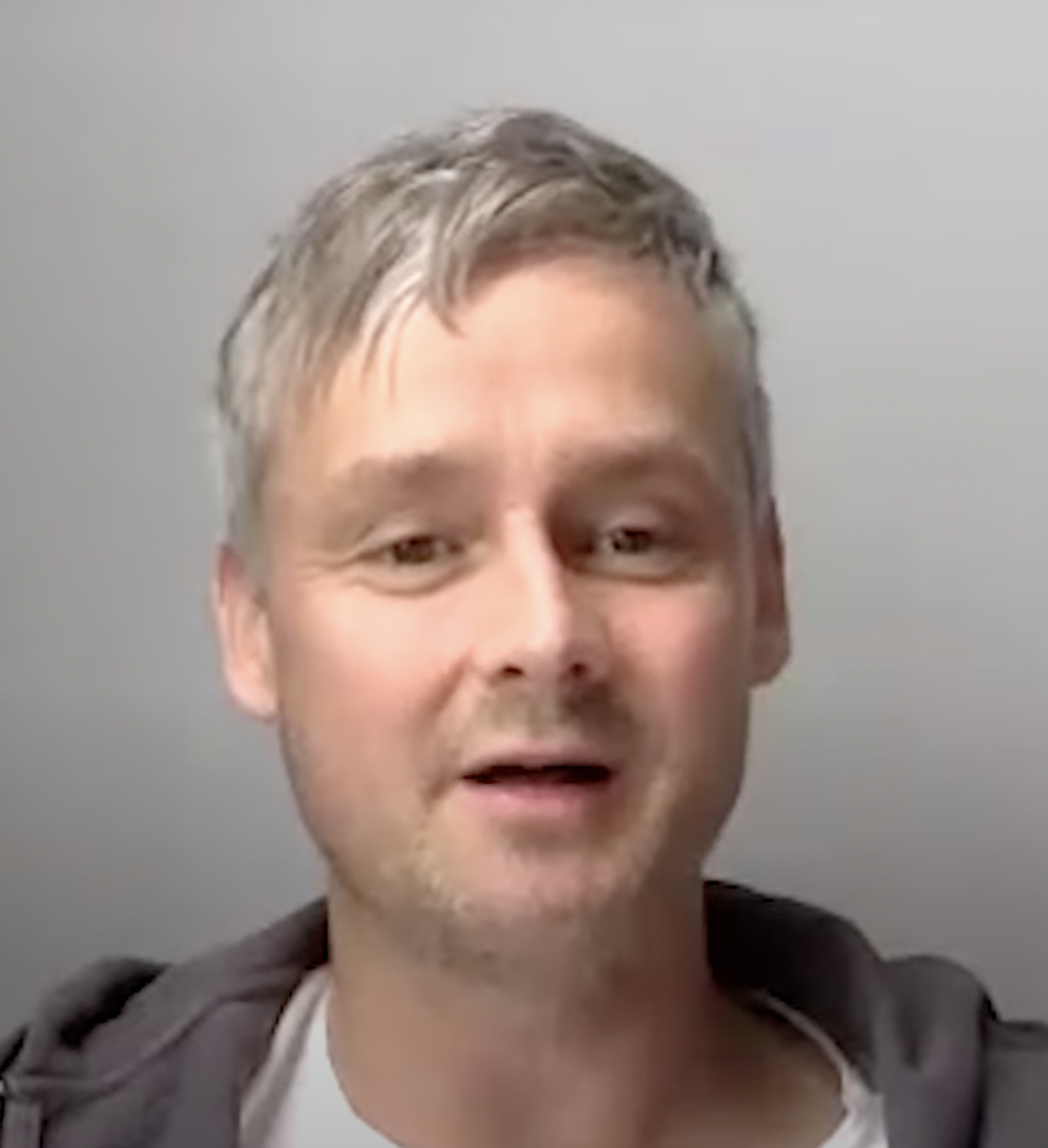 El famoso cantante de un video fechado el 4 de septiembre de 2024. | Fuente: YouTube/GPB