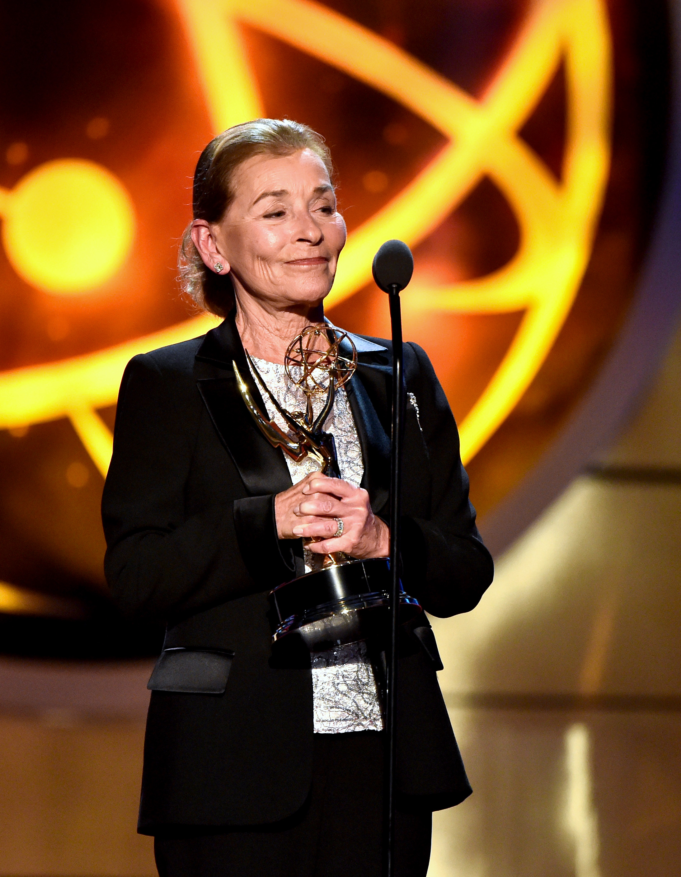 La jueza Judy Sheindlin, posando con su Premio a la Trayectoria en los Premios Emmy en Los Ángeles en 2019 | Fuente: Getty Images