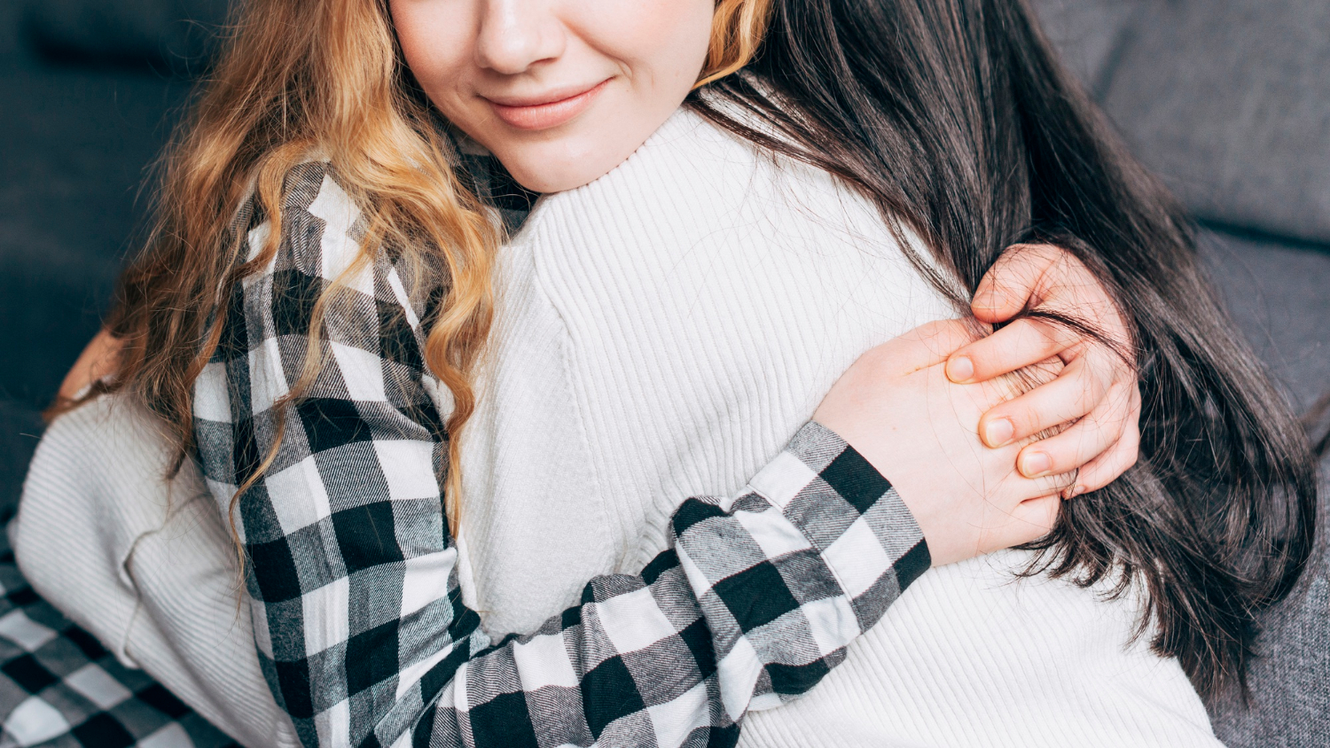 Una niña encantada abrazando a su madre | Fuente: Freepik