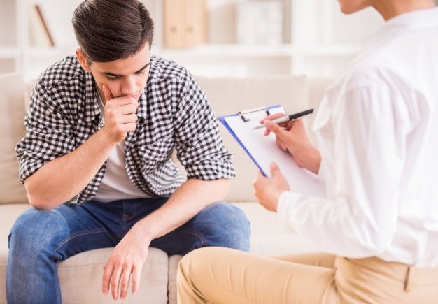 Hombre deprimido hablando con un psiquiatra. | Foto: Freepik