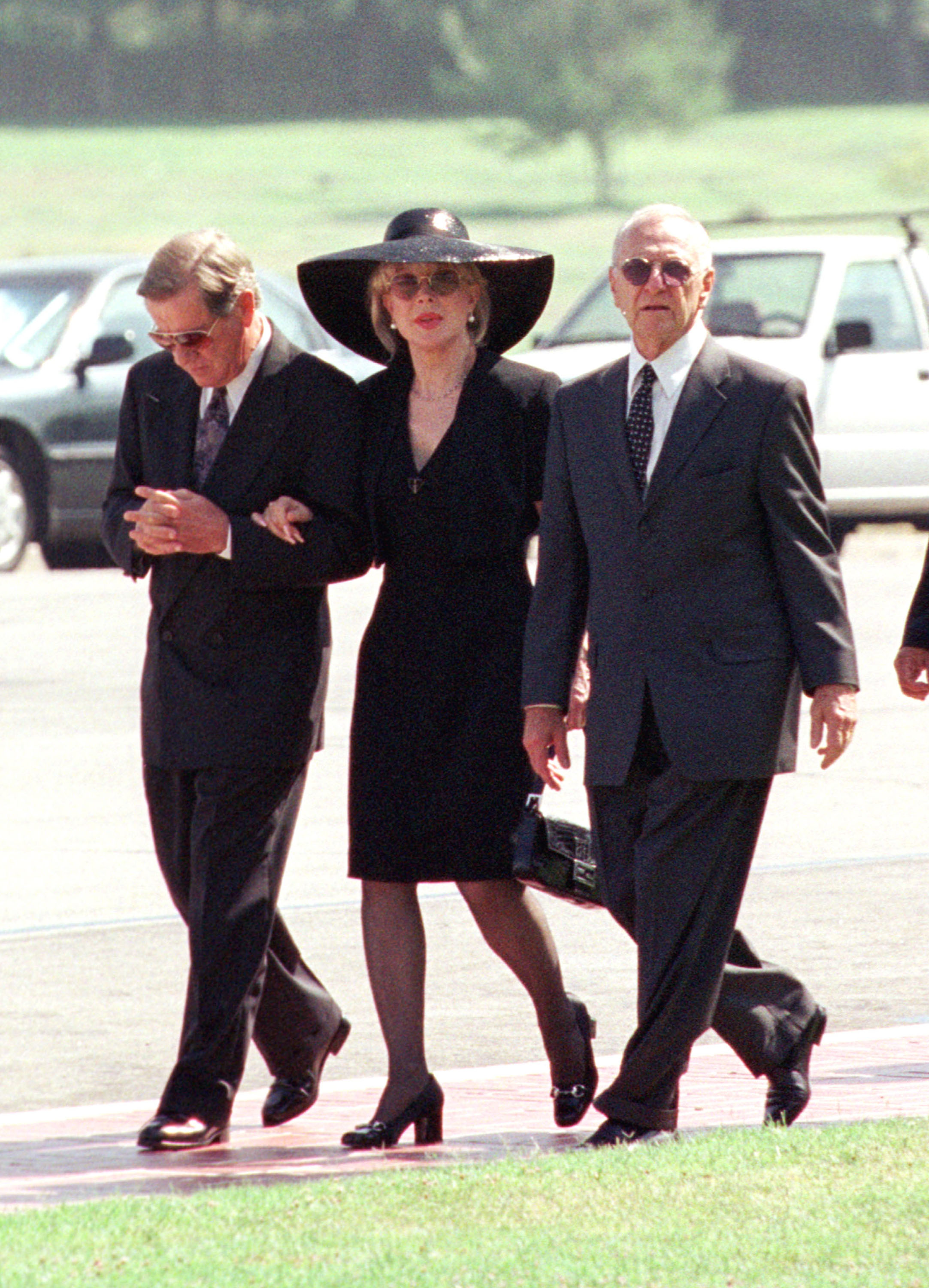 Jon Eicholtz, Barbara Eden y un amigo llegan al funeral del hijo de Barbara, Matthew Ansara, en Los Angeles, California, el 2 de julio de 2001. | Fuente: Getty Images