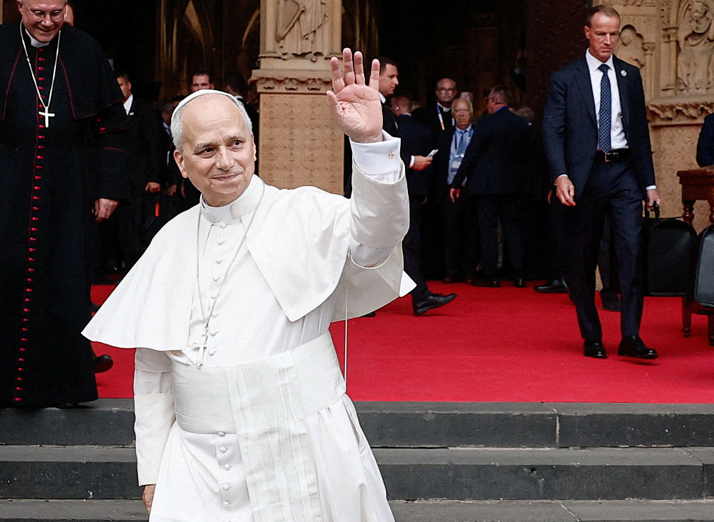 El papa León XIV saluda al marcharse tras celebrar una misa en la catedral de Saint-Étienne de Metz, en Metz (noreste de Francia), el 28 de septiembre de 2026, en el último día de su visita a Francia. | Fuente: Getty Images