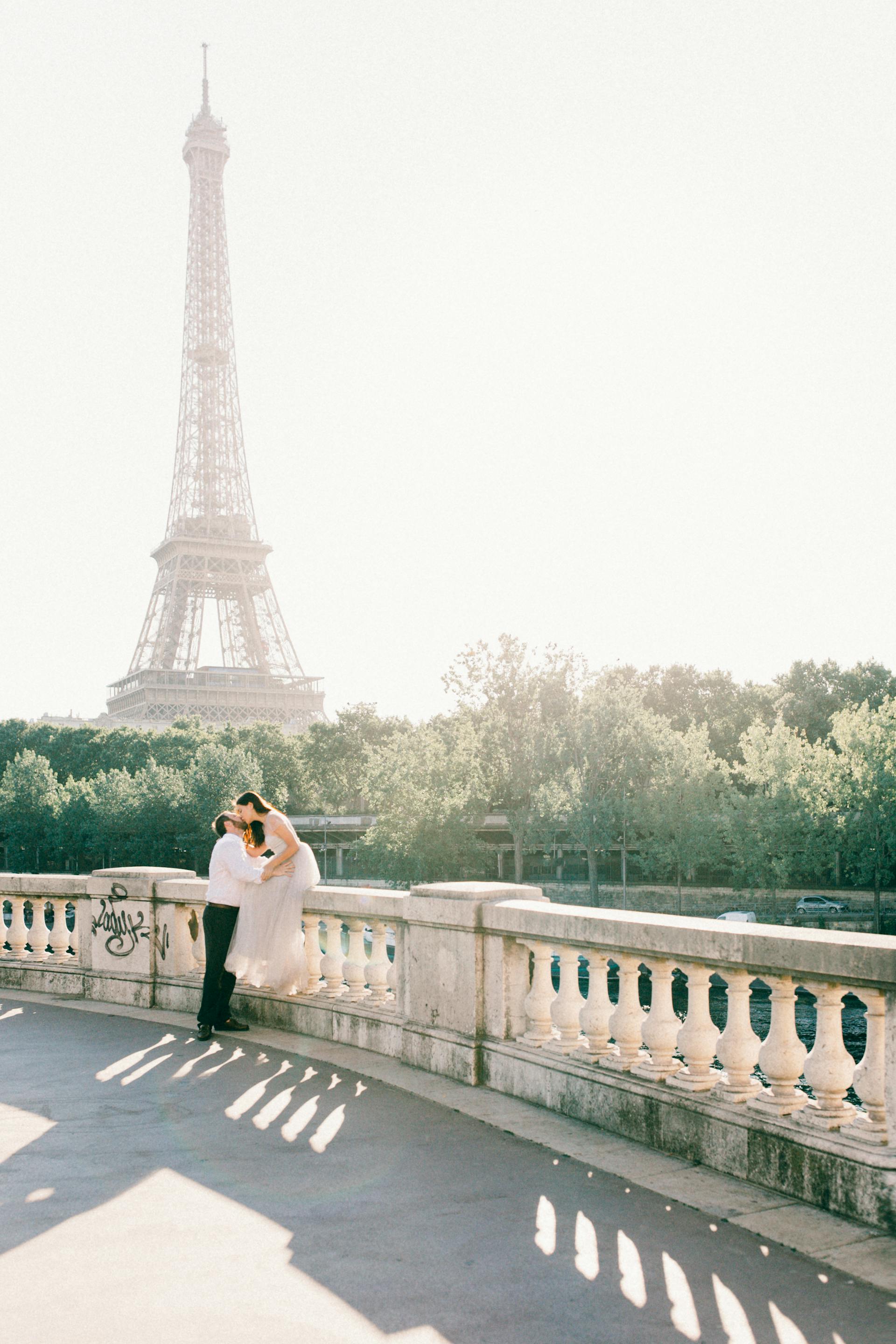 Una pareja en París | Fuente: Pexels