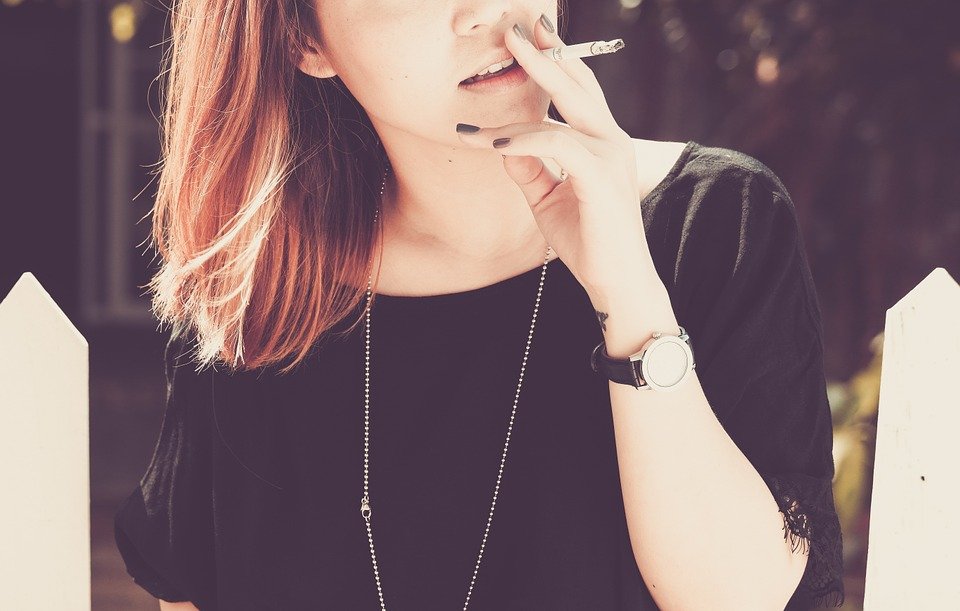 Persona fumando │Imagen tomada de: Pixabay