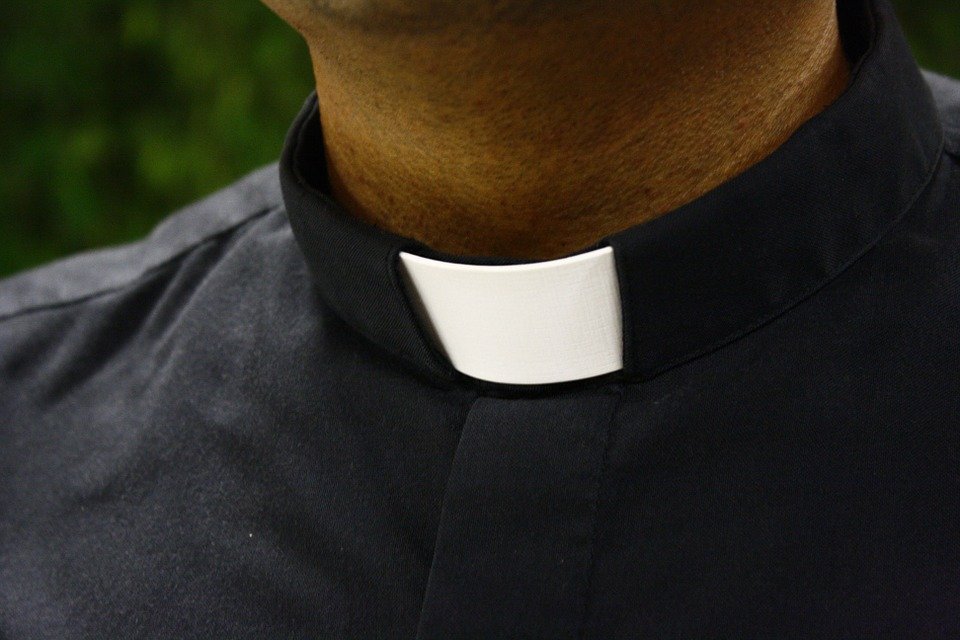 Sacerdote vistiendo su traje eclesiástico. | Imagen: Pixabay