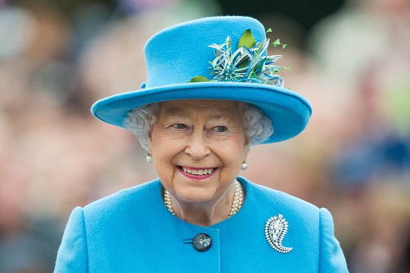 Queen Elizabeth II recorre Queen Mother Square en Poundbury, Dorset | Foto: Getty Images