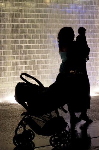 Cochecito de bebé en la calle. | Foto: Shutterstock