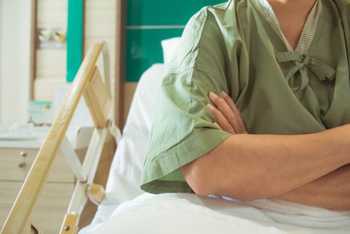 Paciente en el hospital con los brazos cruzados y de mal humor. | Foto: Shutterstock.