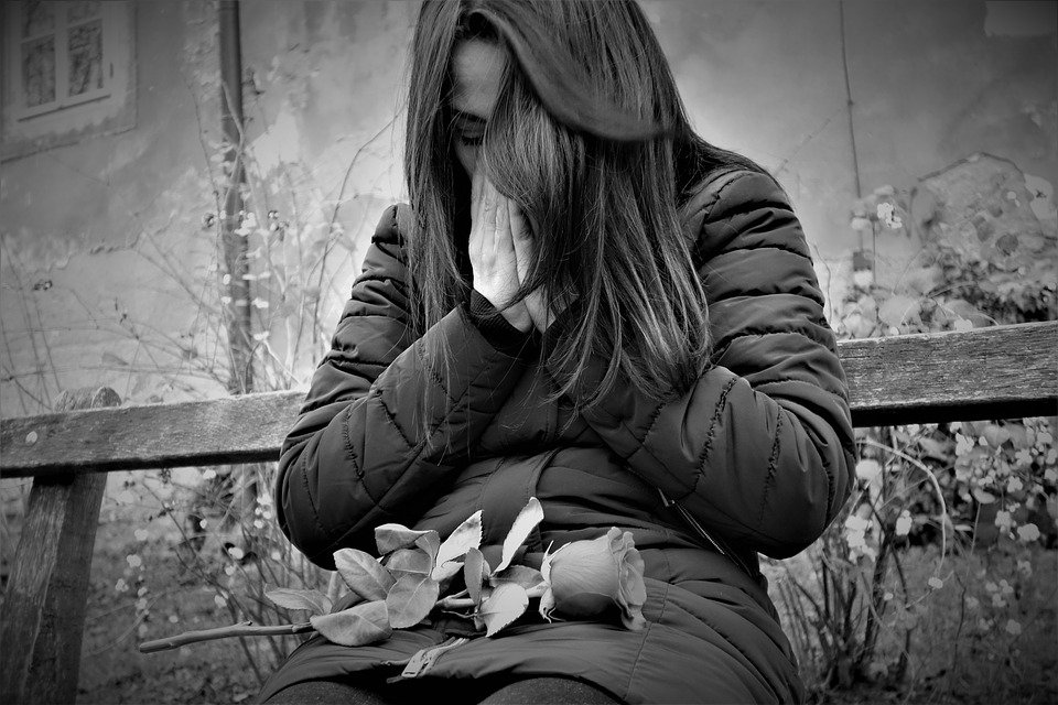Mujer sufriendo de desamor │Imagen tomada de: Pixabay