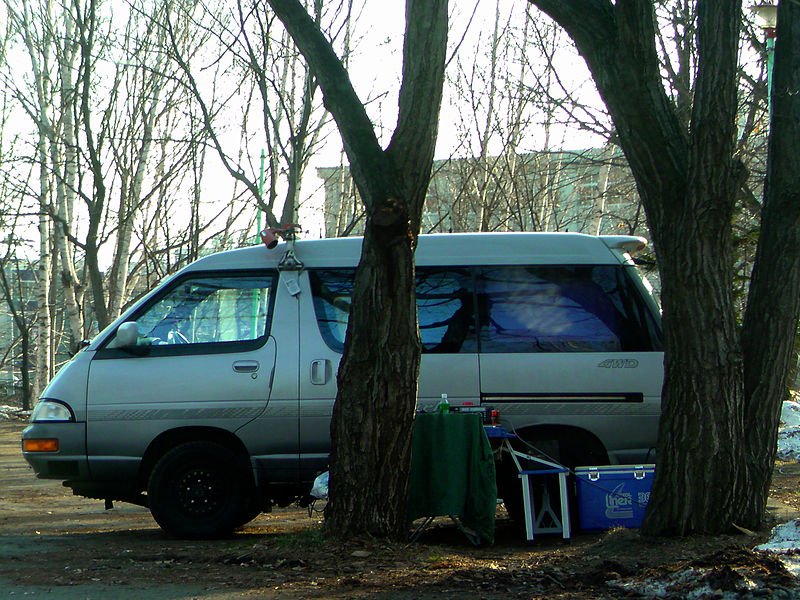 Furgoneta estacionada en un parque usada como vivienda por personas sin hogar. | Imagen: Wikimedia Commons