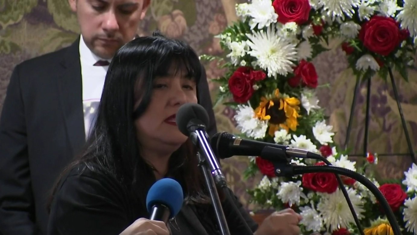 Julie Contreras, miembro de la Liga de Ciudadanos Latinoamericanos Unidos (LULAC), en el funeral de Marlen Ochoa. | Imagen: Facebook/ WGN TV 