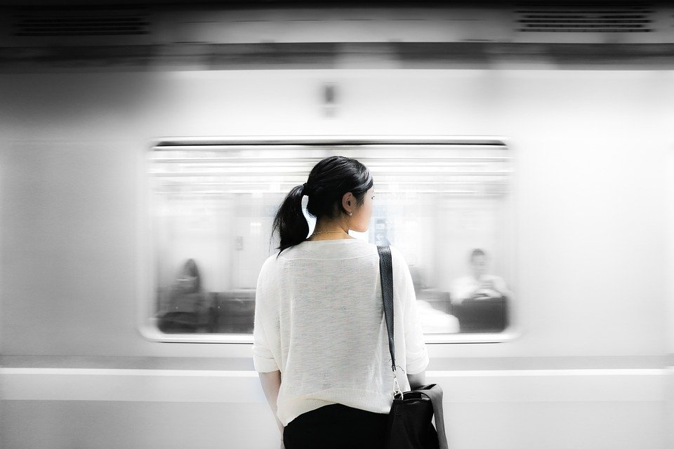 Usuaria del metro. | Fuente: Pixabay