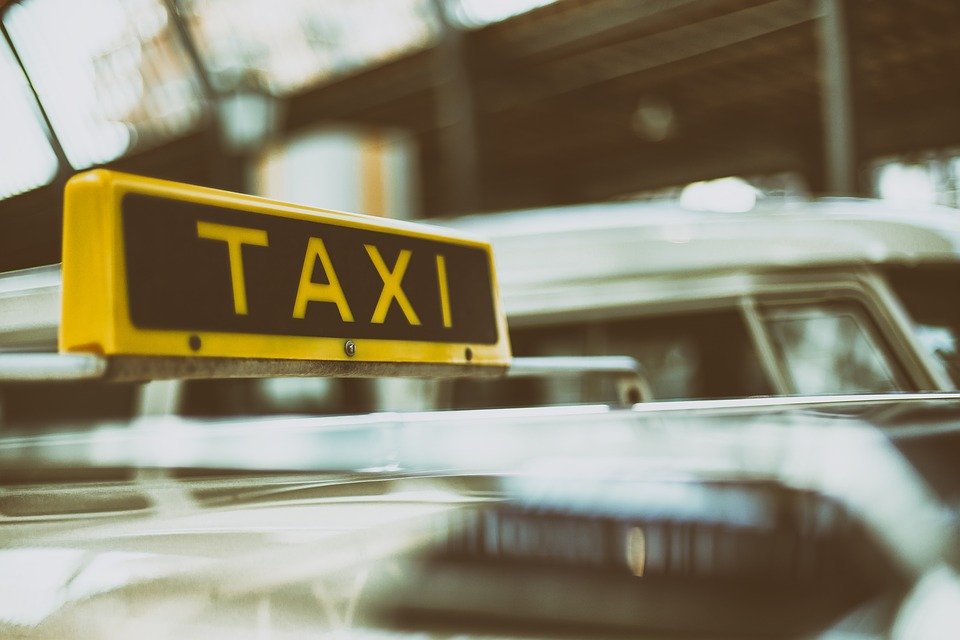 Taxi / Imagen tomada de: Pixabay