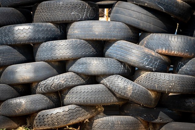 Pila de neumáticos. | Foto: Magda Ehlers vía Pexels