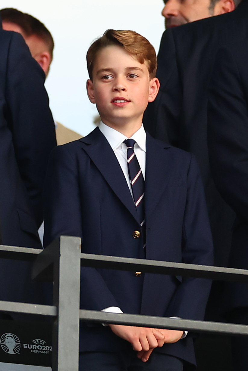 El príncipe George ve la final de la Eurocopa 2024 de la UEFA entre Inglaterra y España en Berlín el 14 de julio de 2024. El joven miembro de la realeza asistió al partido con el príncipe William, dos años antes de empezar sus estudios en el Eton College. | Fuente: Getty Images