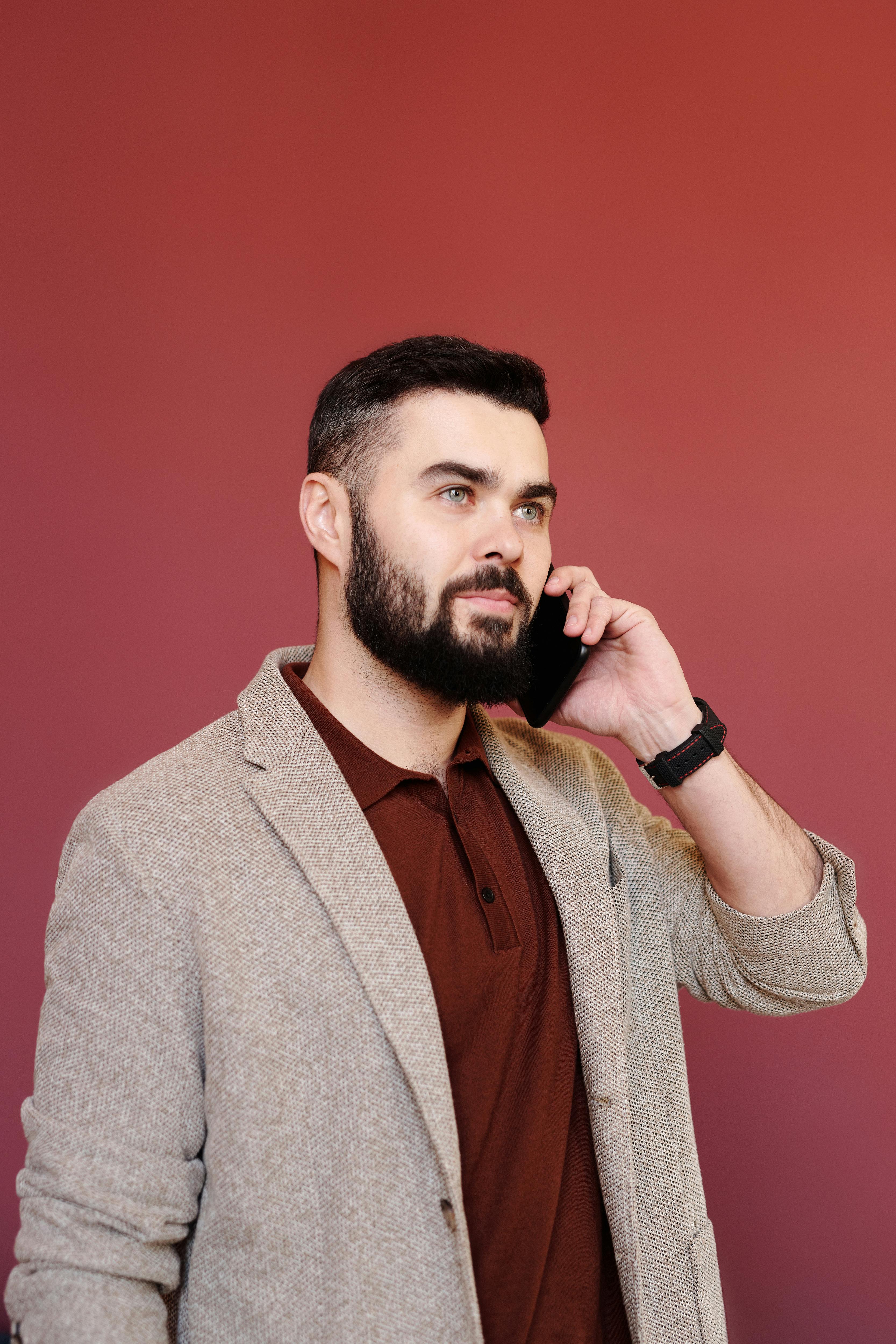 Un hombre haciendo una llamada telefónica. Imagen con fines ilustrativos | Foto: Pexels