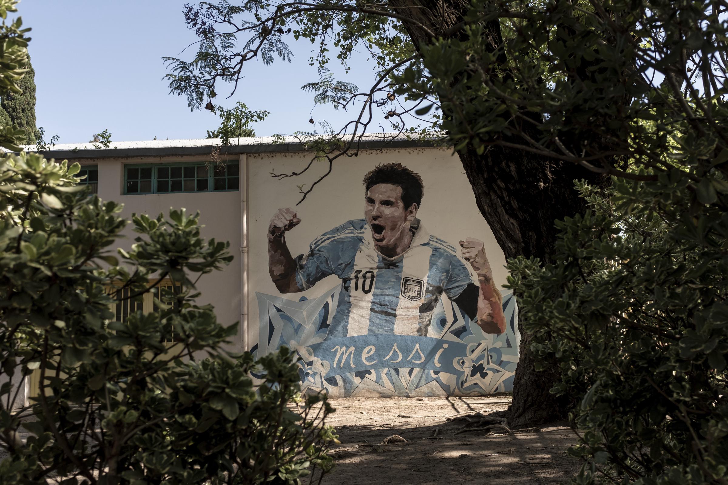 Mural de Lionel Messi realizado en la Escuela Nº 66 General Las Heras, donde estudió durante su infancia. 30 de octubre de 2022 en Rosario, provincia de Santa Fe, Argentina. | Fuente: Getty Images