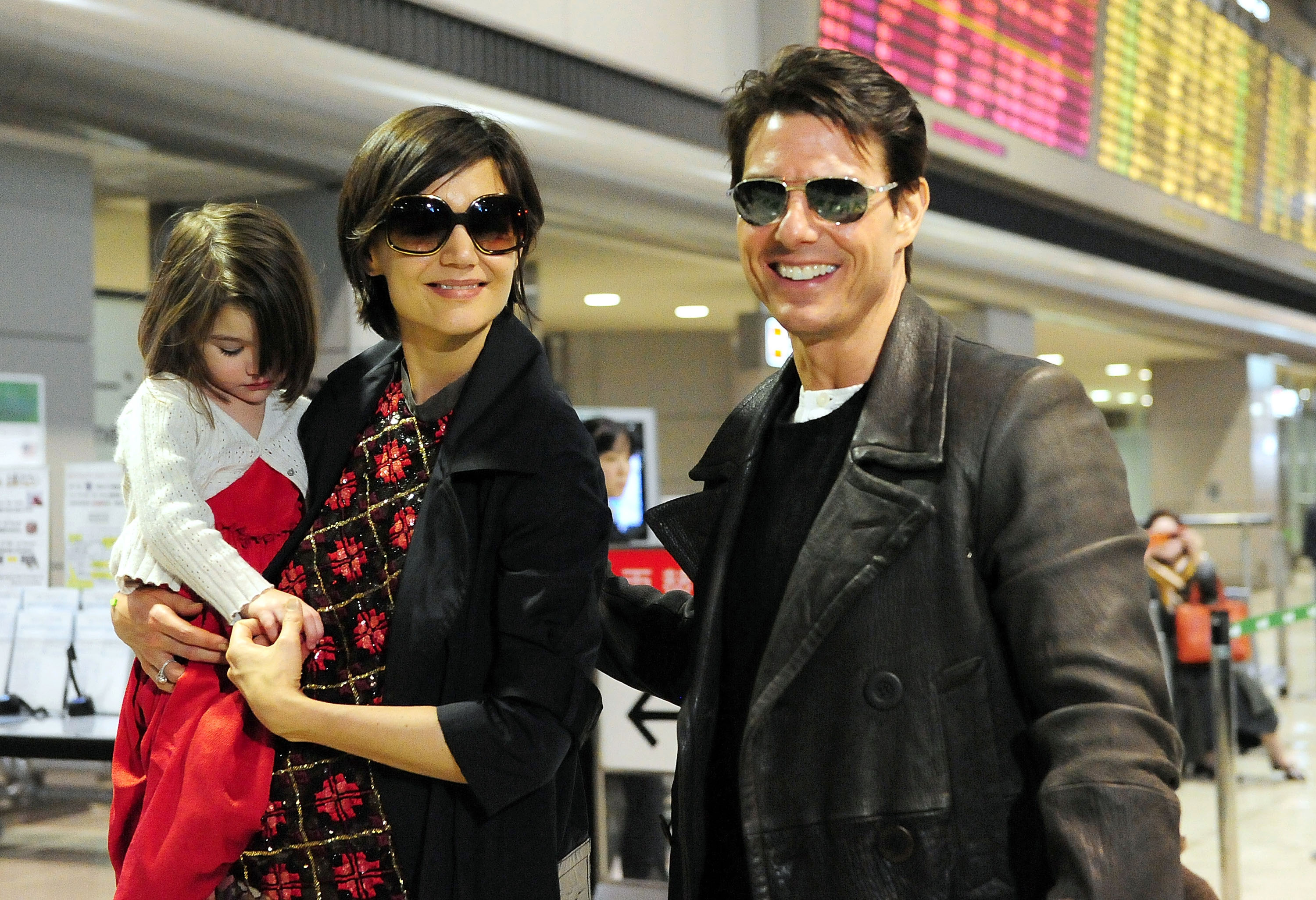 Tom Cruise, Katie Holmes y Suri Noelle el 8 de marzo de 2009, en Narita, Chiba, Japón.